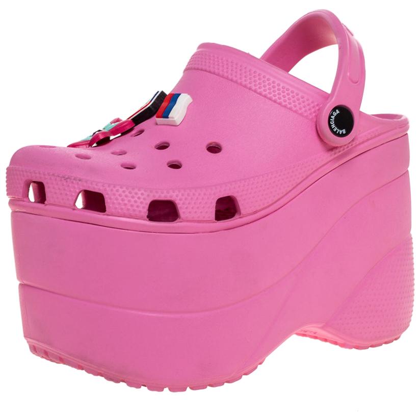 Løfte Meyella hemmeligt Balenciaga Pink Rubber Crocs Embellished Platform Slingback Sandals Size 35  For Sale at 1stDibs