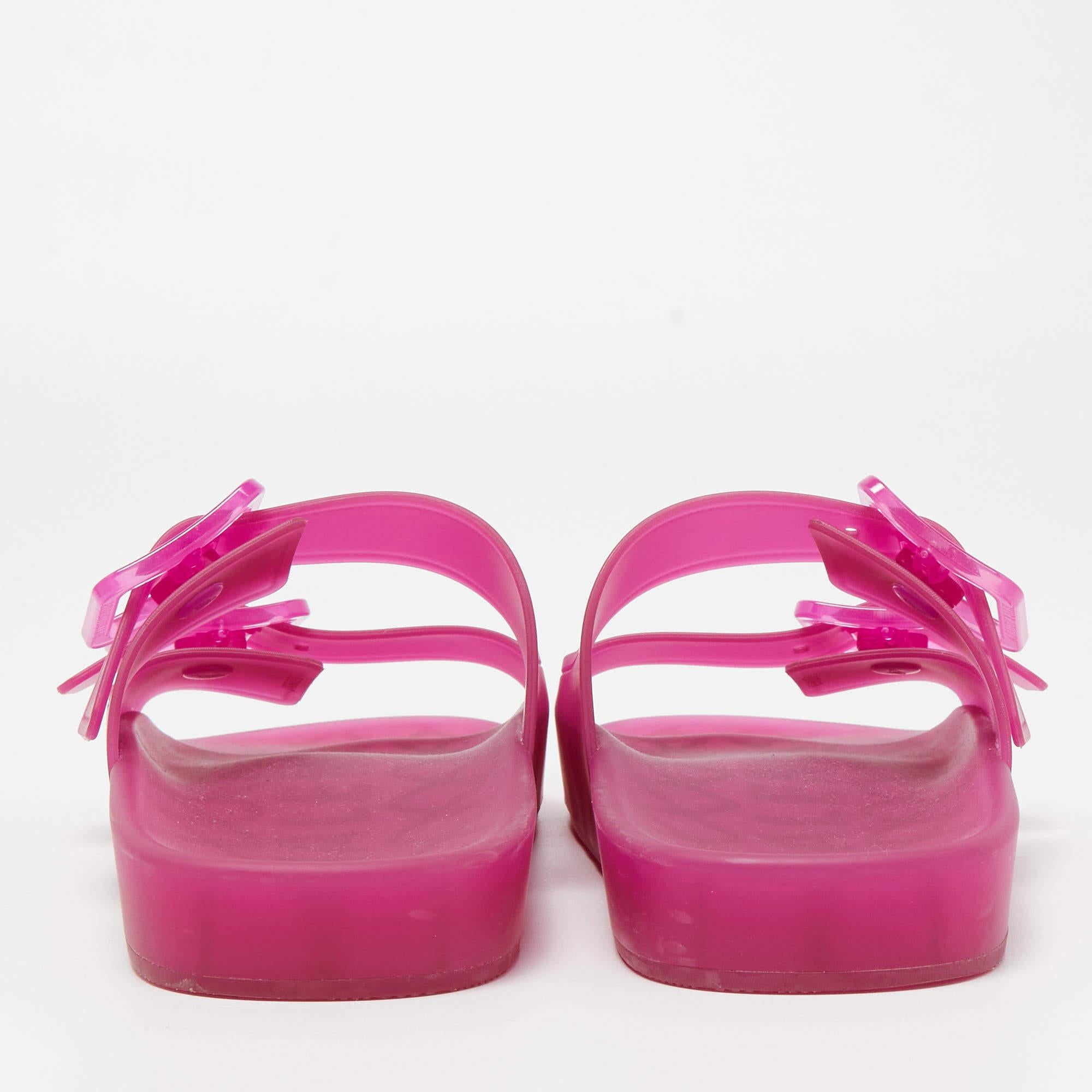 Balenciaga Pink Rubber Double Buckle Detail Flat Sandals Size 38 In Good Condition For Sale In Dubai, Al Qouz 2
