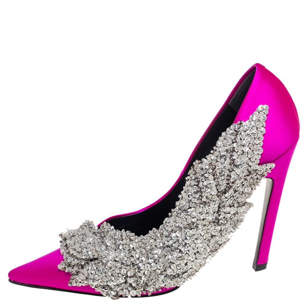 Balenciaga introdujo estos zapatos de salón para deleitar los gustos de todas las mujeres a la moda. Estos zapatos de salón con puntera afilada están diseñados con tacones oblicuos y confeccionados en satén de color rosa con herrajes plateados y