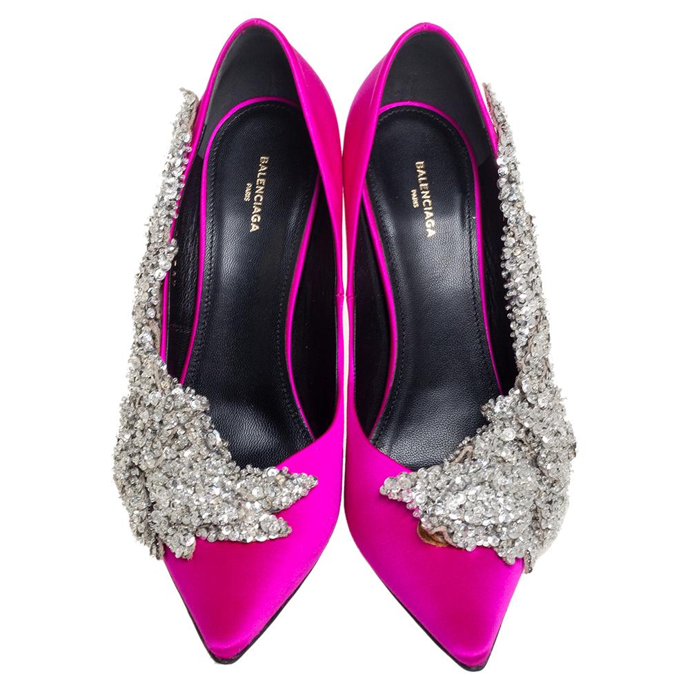 Balenciaga Bombas de raso rosa con adornos de cristal talla 38 en Nuevo Estado en Dubai, Al Qouz 2