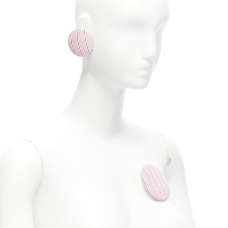 Orecchini con borchie in tessuto a righe rosa di Balenciaga Set 3
Riferimento: BSHW/A00111
Marchio: Balenciaga
Designer: Demna
Materiale: Tessuto
Colore: rosa
Modello: A righe
Chiusura: Spillo
Fodera: Metallo argentato
Dettagli extra: Tutti e tre