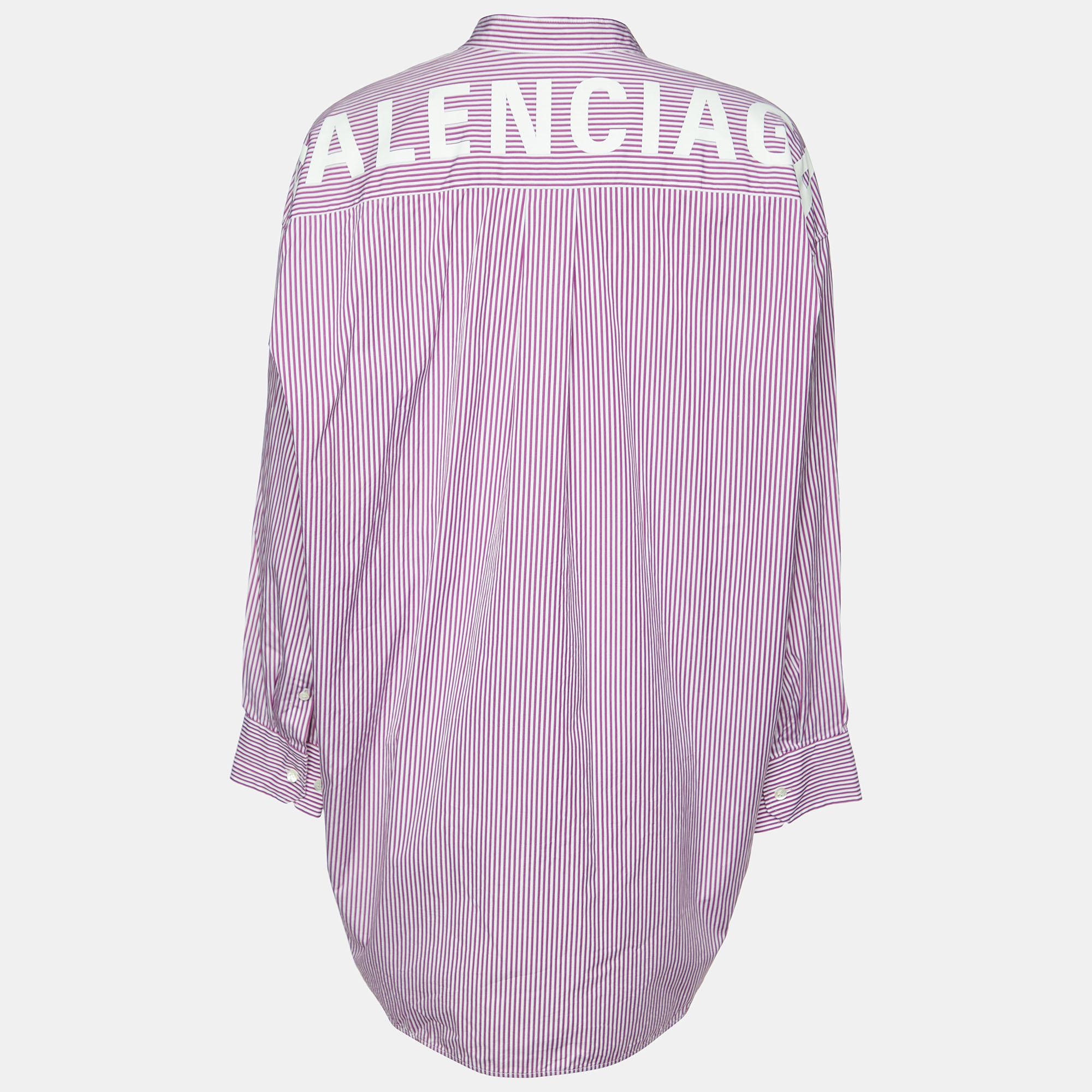 Dieses übergroße Hemd von Balenciaga hat einen klassischen Look mit Streifen. Das aus Baumwolle geschneiderte Damenhemd hat lange Manschettenärmel, ein Krawatten-Detail und den Markennamen auf der Rückseite.


