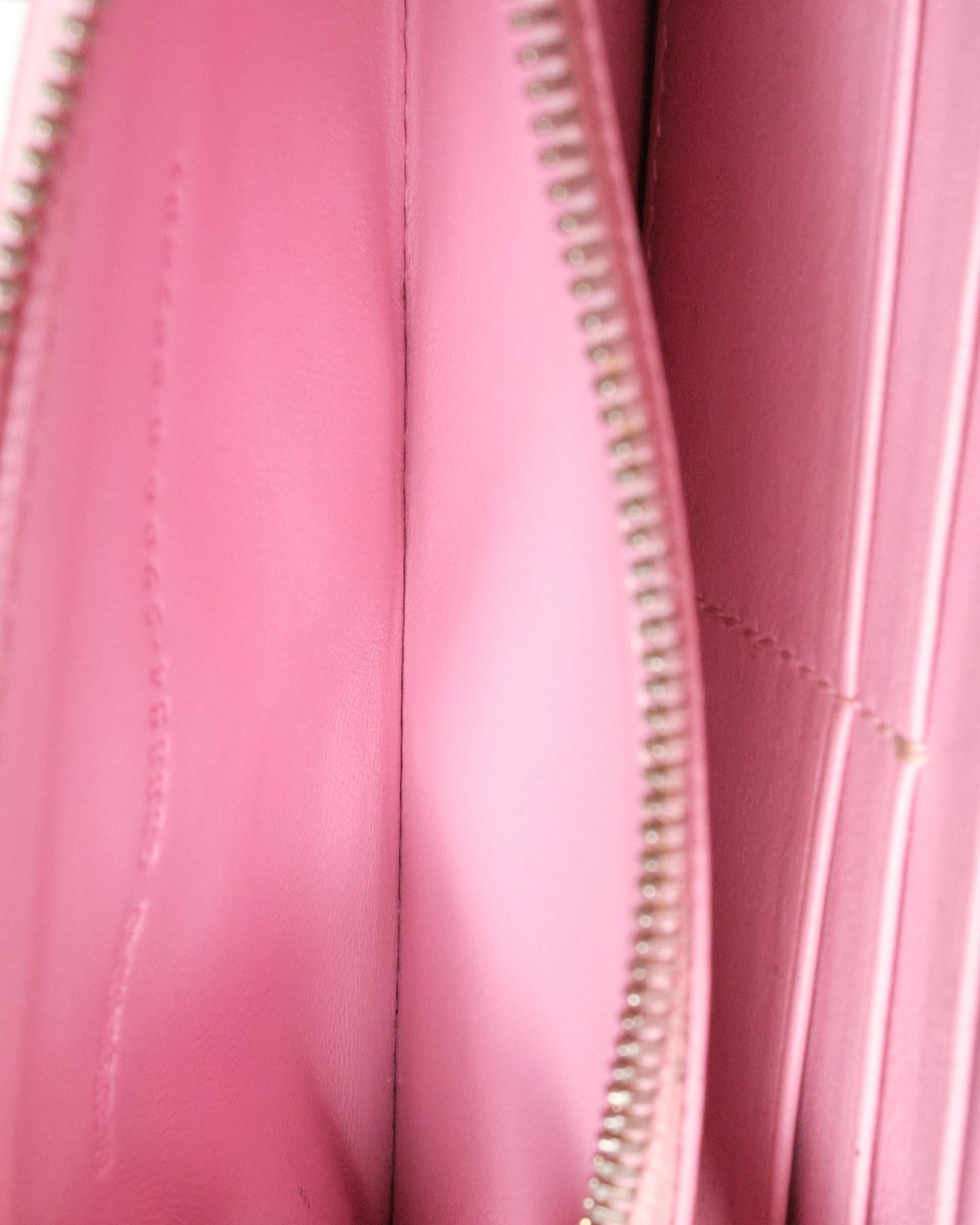 Bolso de mano Gossip de Balenciaga en talla XS, confeccionado en piel rosa con estampado de cocodrilo y herrajes plateados. Presenta una solapa delantera con botón magnético y un interior forrado en piel lisa tono sobre tono, con numerosos