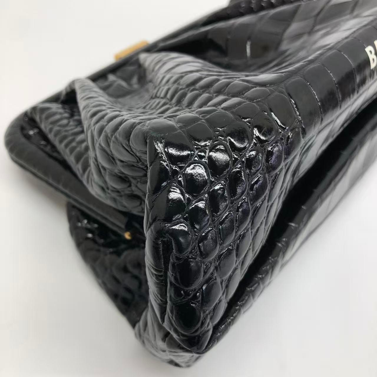 Balenciaga - Pochette en cuir de veau brillant à motif de crocodile noir avec bandoulière en vente 5