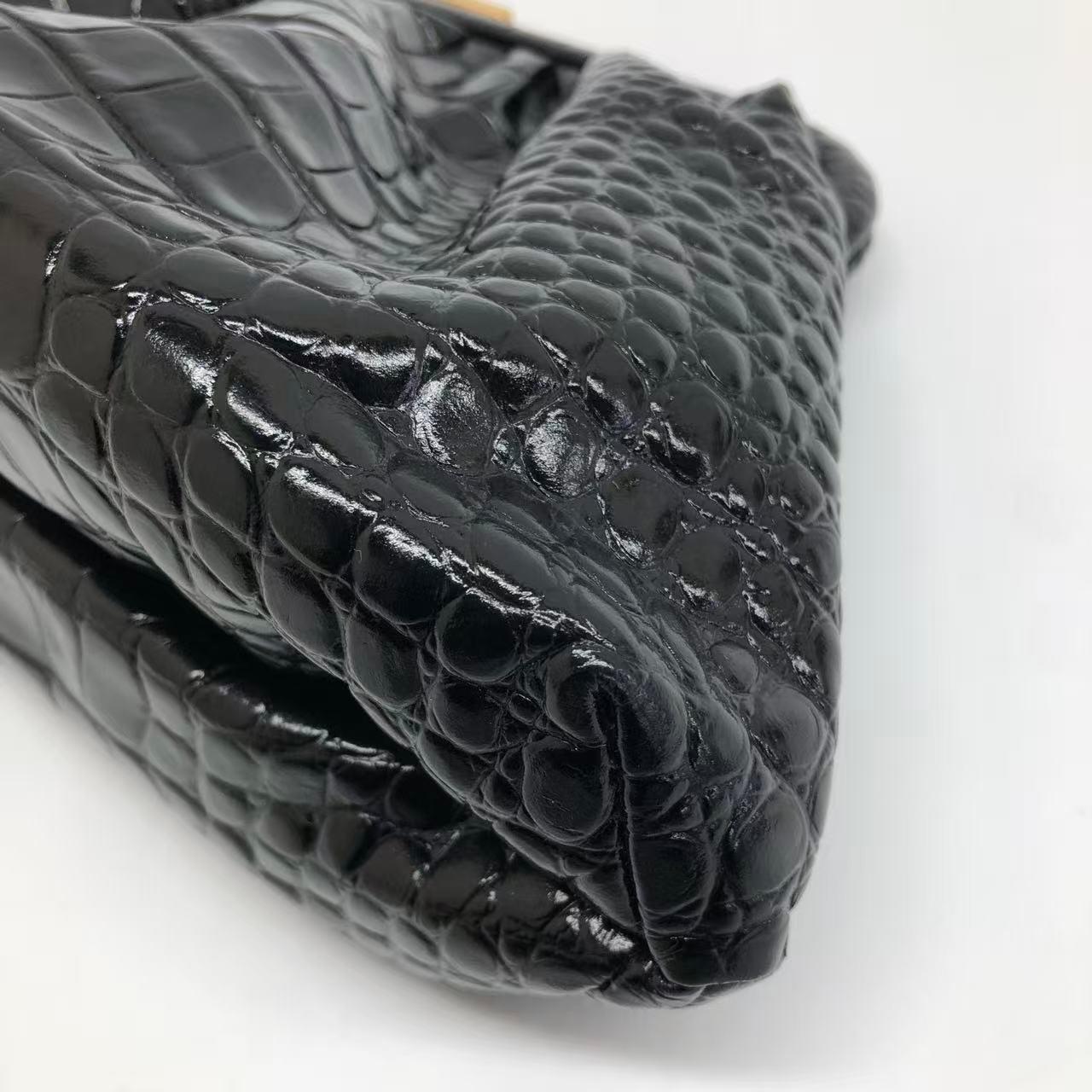Balenciaga - Pochette en cuir de veau brillant à motif de crocodile noir avec bandoulière en vente 6
