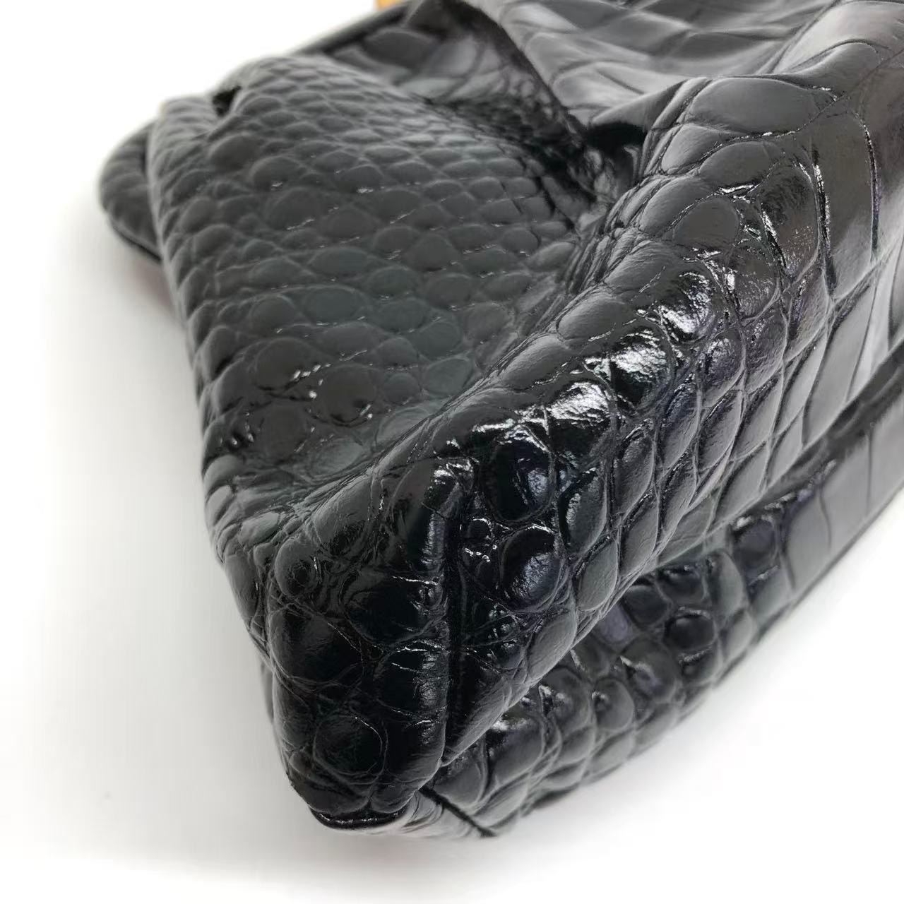 Balenciaga - Pochette en cuir de veau brillant à motif de crocodile noir avec bandoulière en vente 7