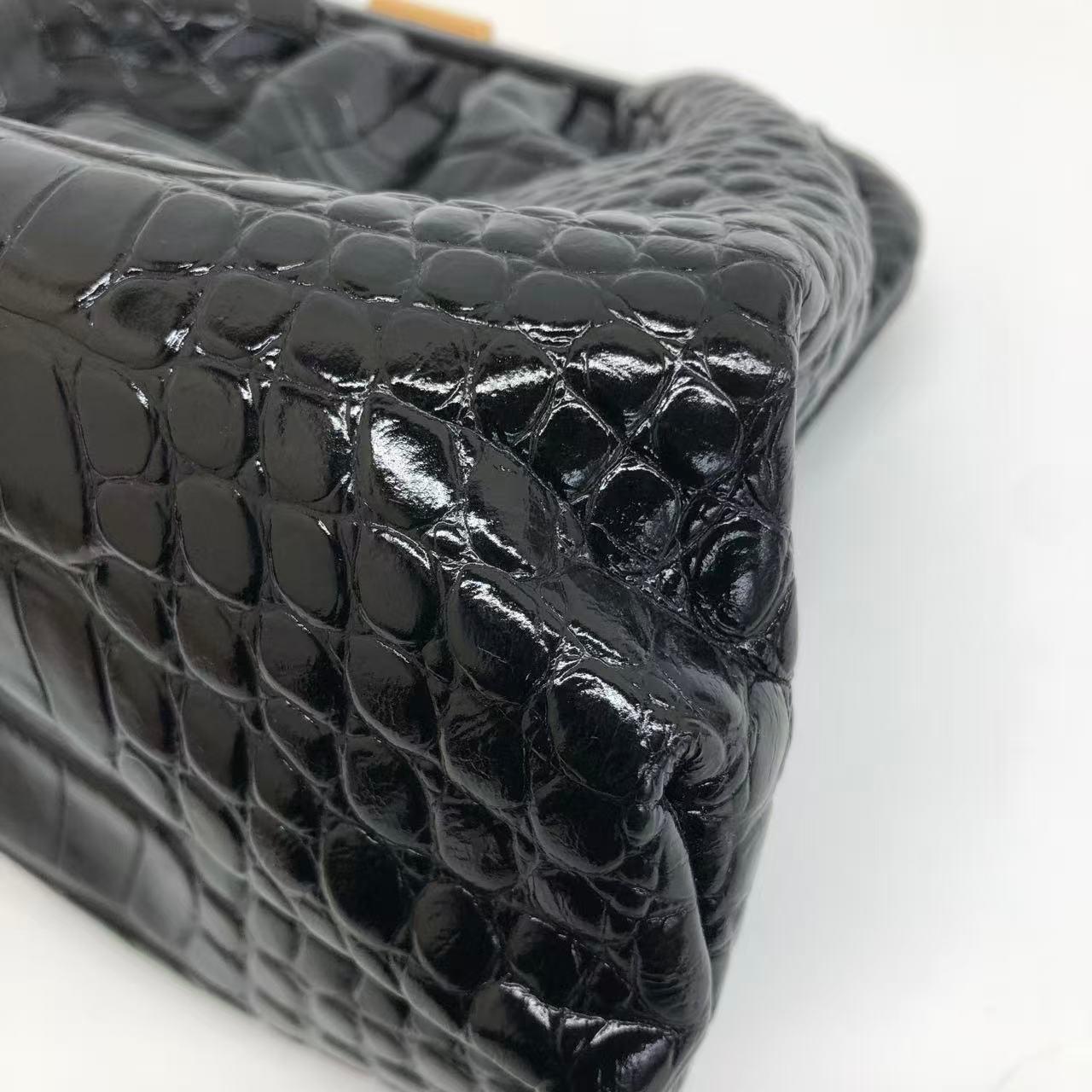 Balenciaga - Pochette en cuir de veau brillant à motif de crocodile noir avec bandoulière en vente 8