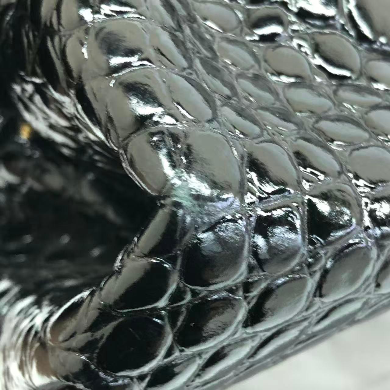 Balenciaga - Pochette en cuir de veau brillant à motif de crocodile noir avec bandoulière en vente 10