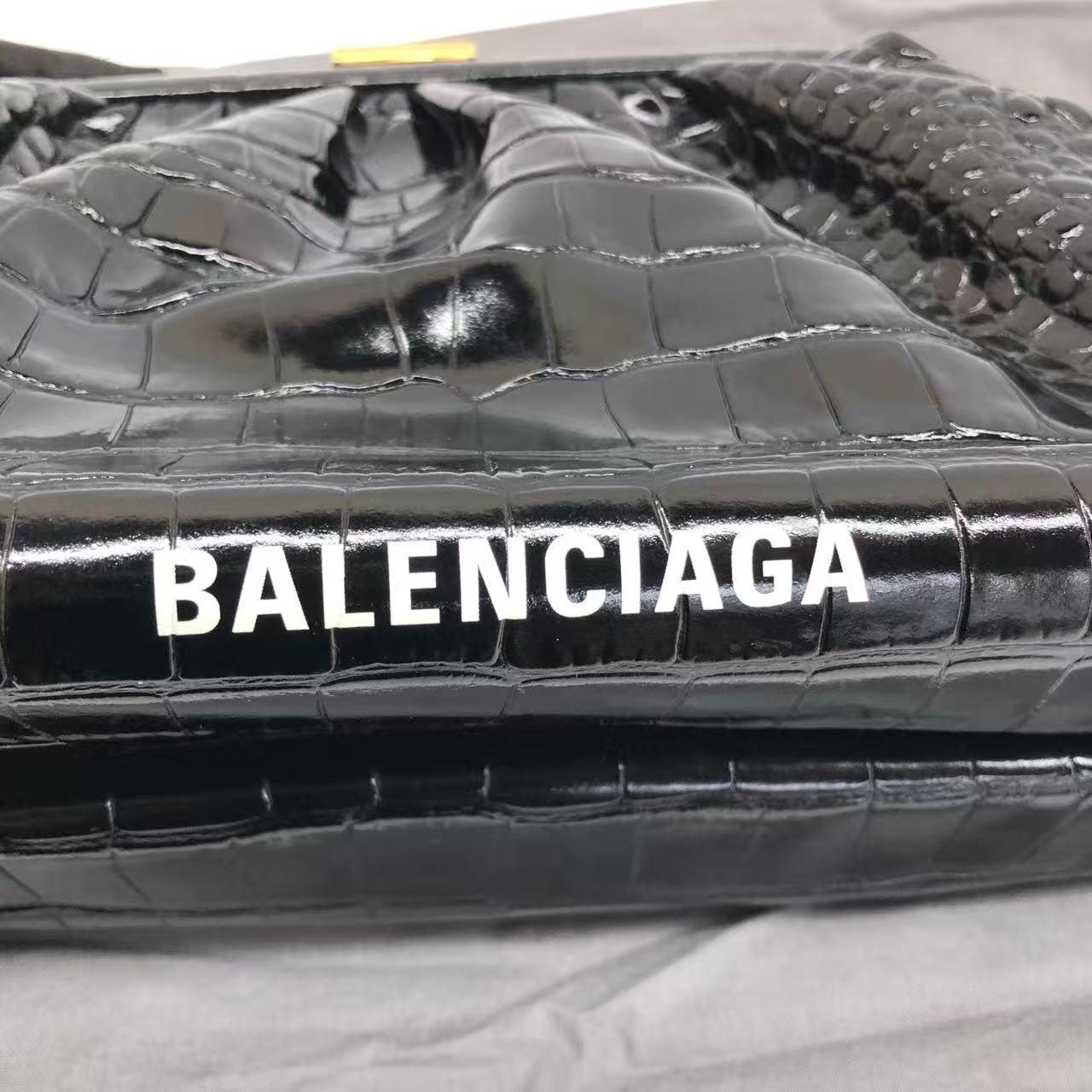 Balenciaga - Pochette en cuir de veau brillant à motif de crocodile noir avec bandoulière en vente 11