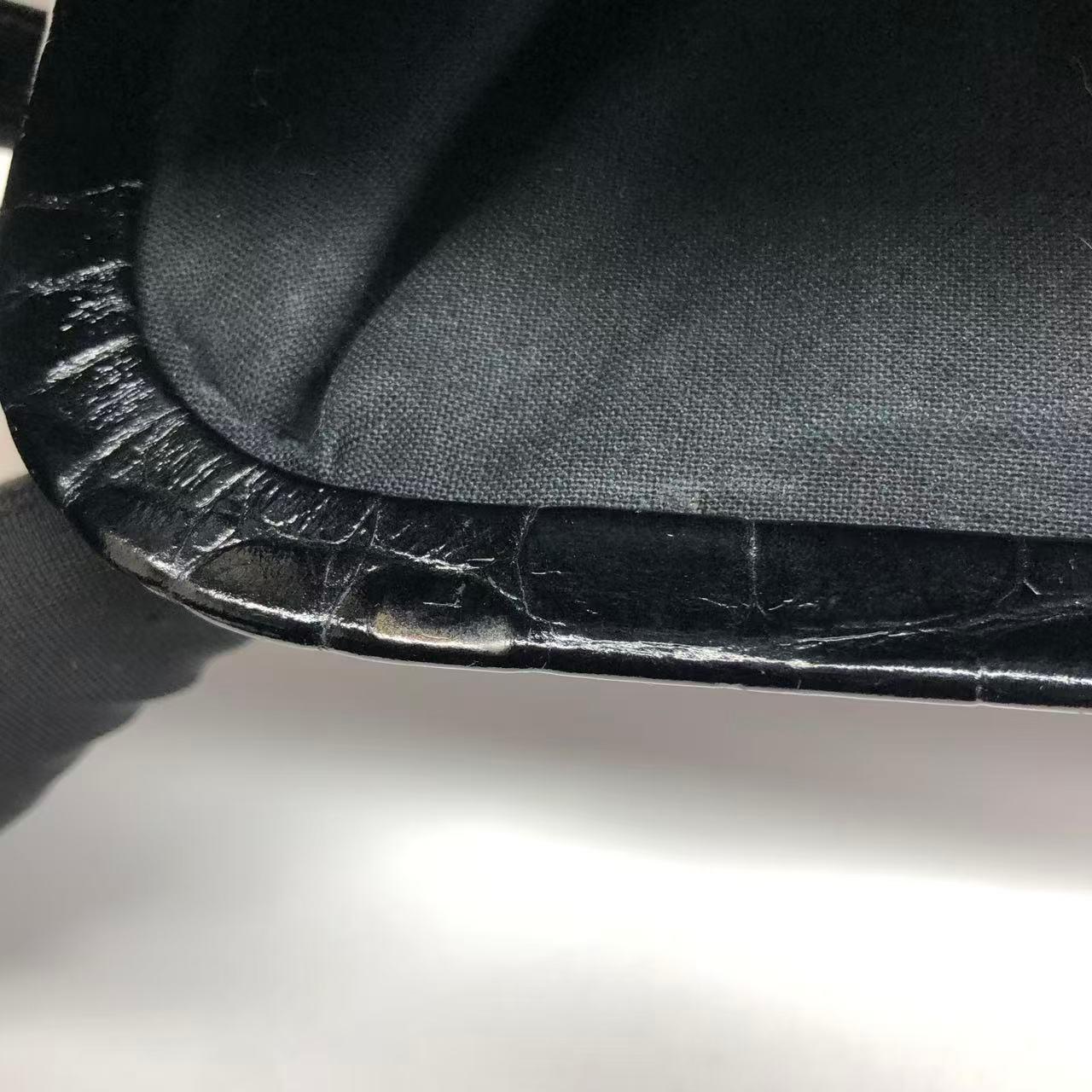 Balenciaga - Pochette en cuir de veau brillant à motif de crocodile noir avec bandoulière en vente 12