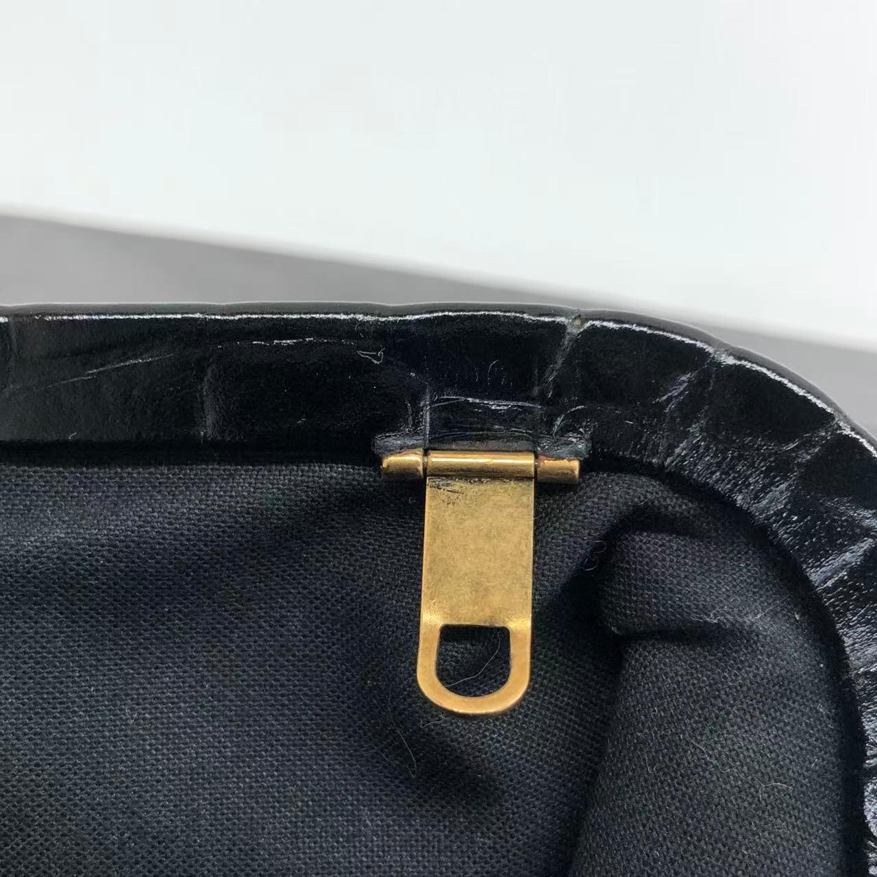 Balenciaga - Pochette en cuir de veau brillant à motif de crocodile noir avec bandoulière en vente 13