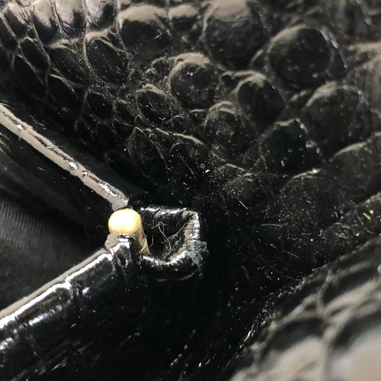 Balenciaga - Pochette en cuir de veau brillant à motif de crocodile noir avec bandoulière en vente 14