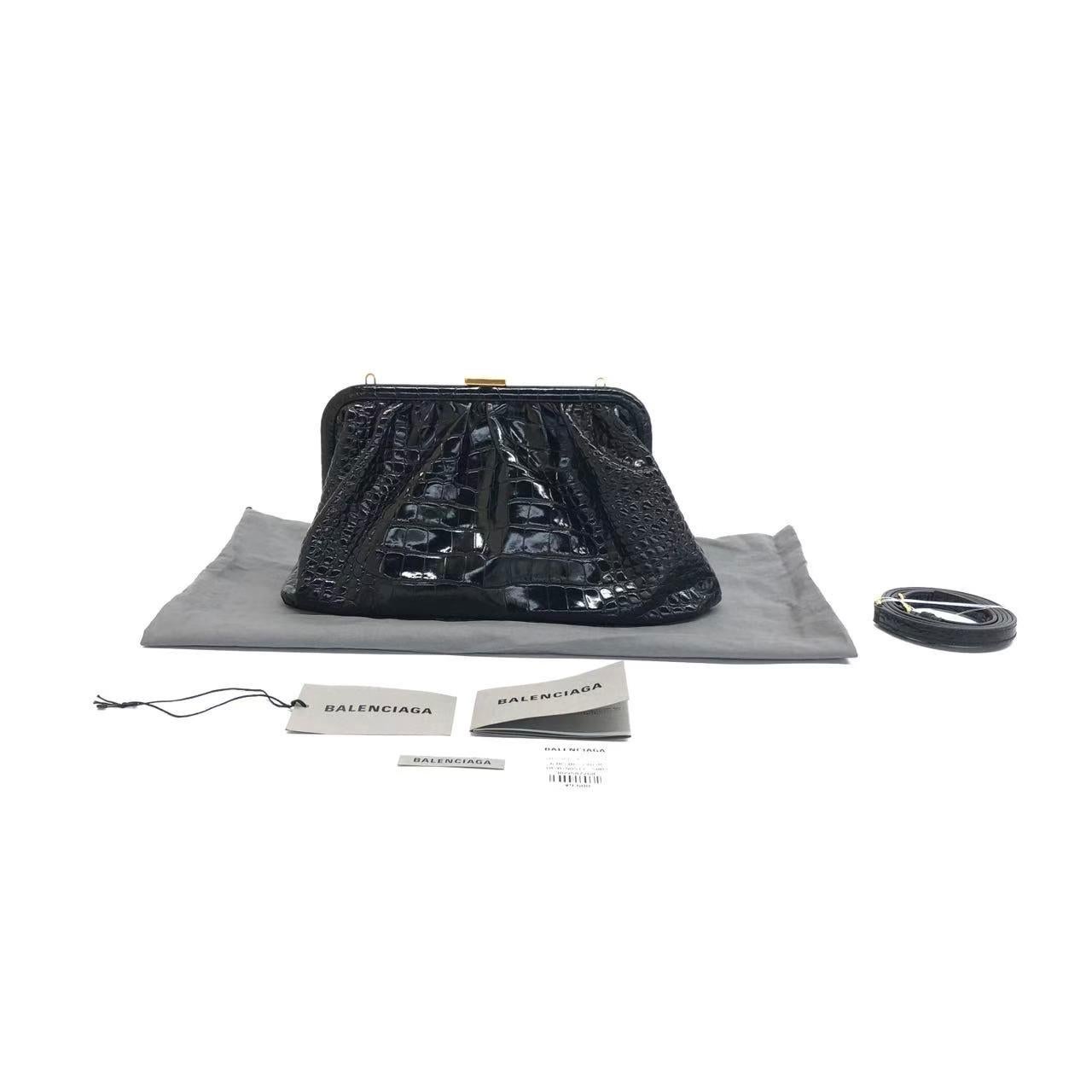 Balenciaga - Pochette en cuir de veau brillant à motif de crocodile noir avec bandoulière en vente 1