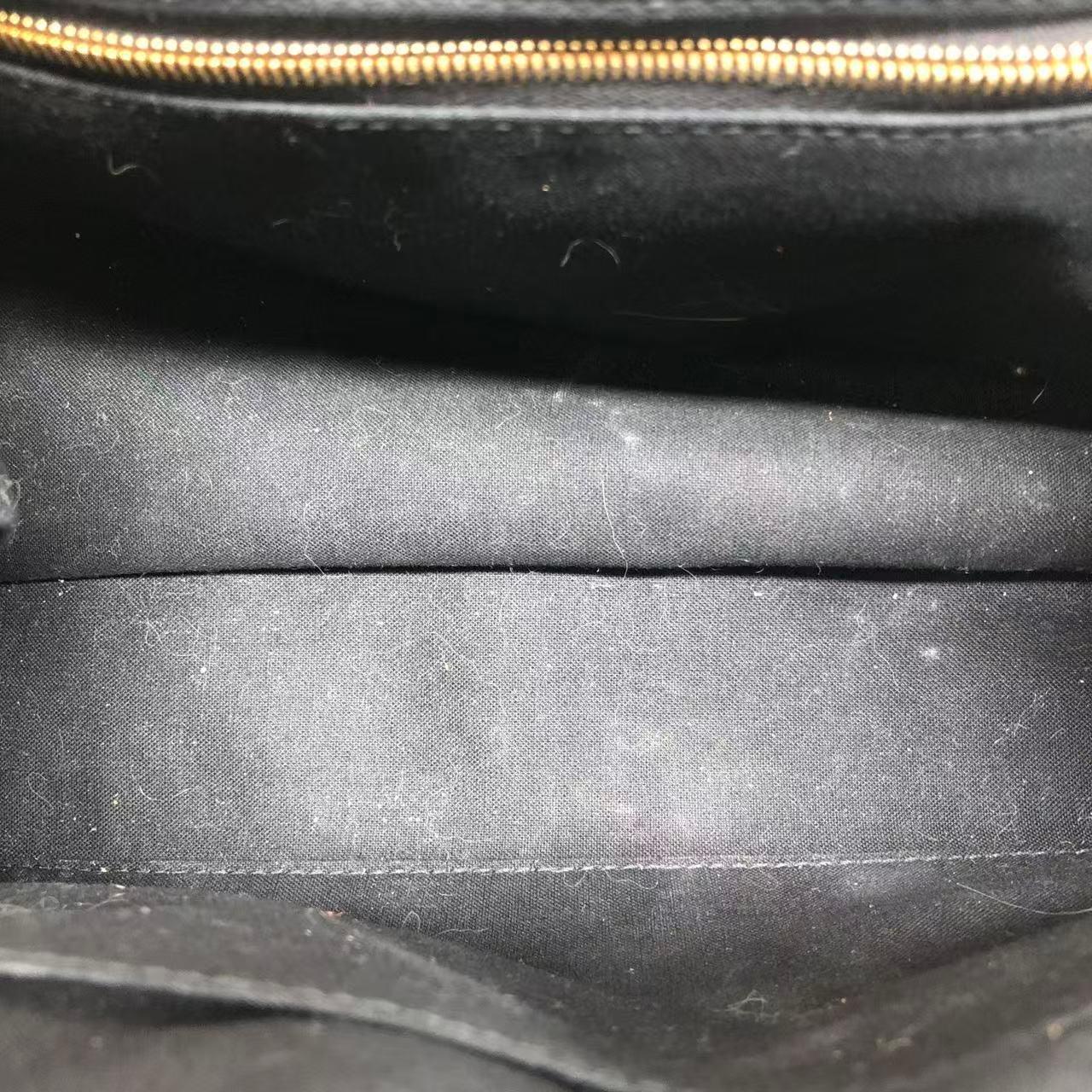 Balenciaga - Pochette en cuir de veau brillant à motif de crocodile noir avec bandoulière en vente 2