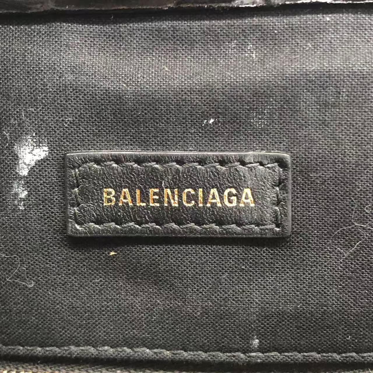 Balenciaga - Pochette en cuir de veau brillant à motif de crocodile noir avec bandoulière en vente 3