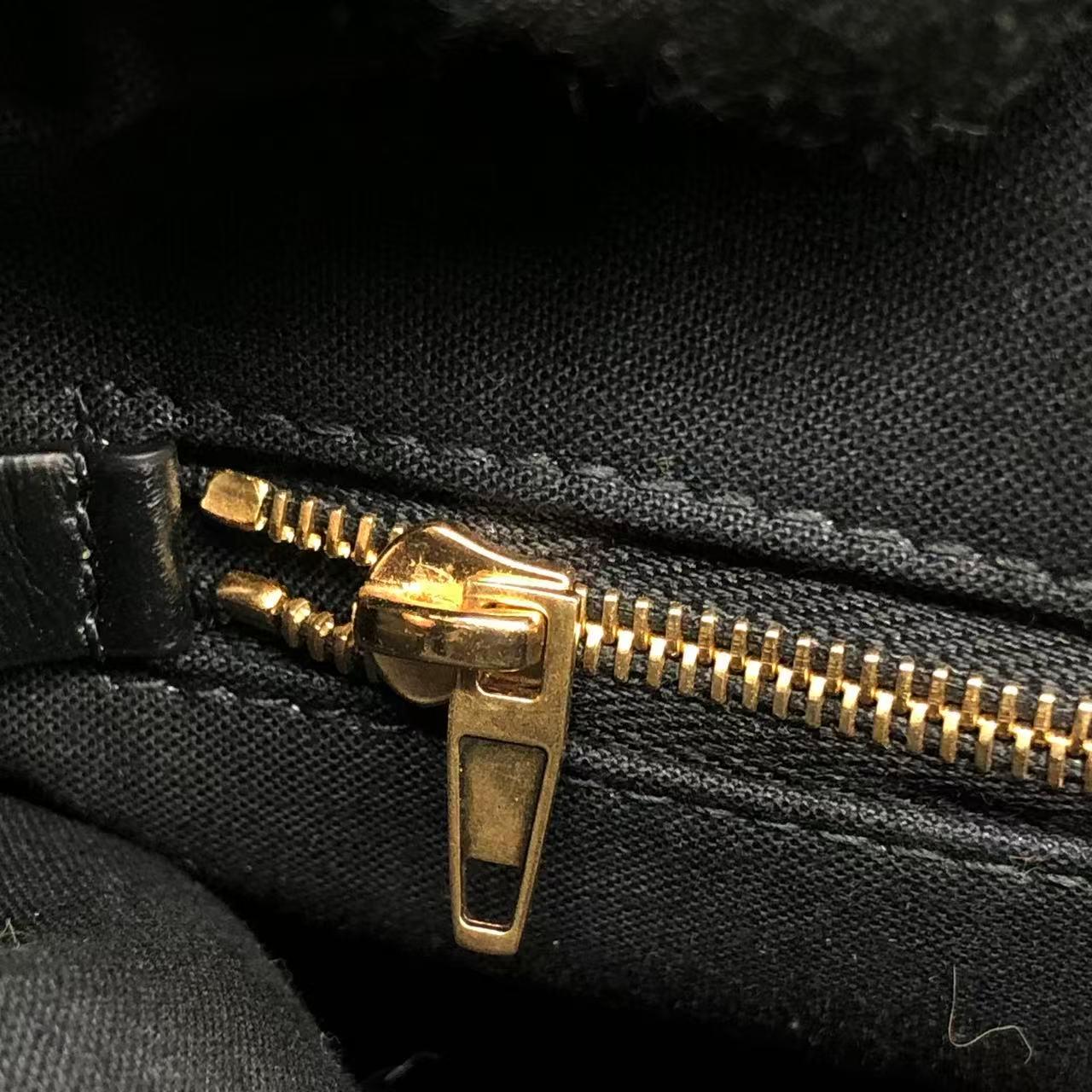 Balenciaga - Pochette en cuir de veau brillant à motif de crocodile noir avec bandoulière en vente 4