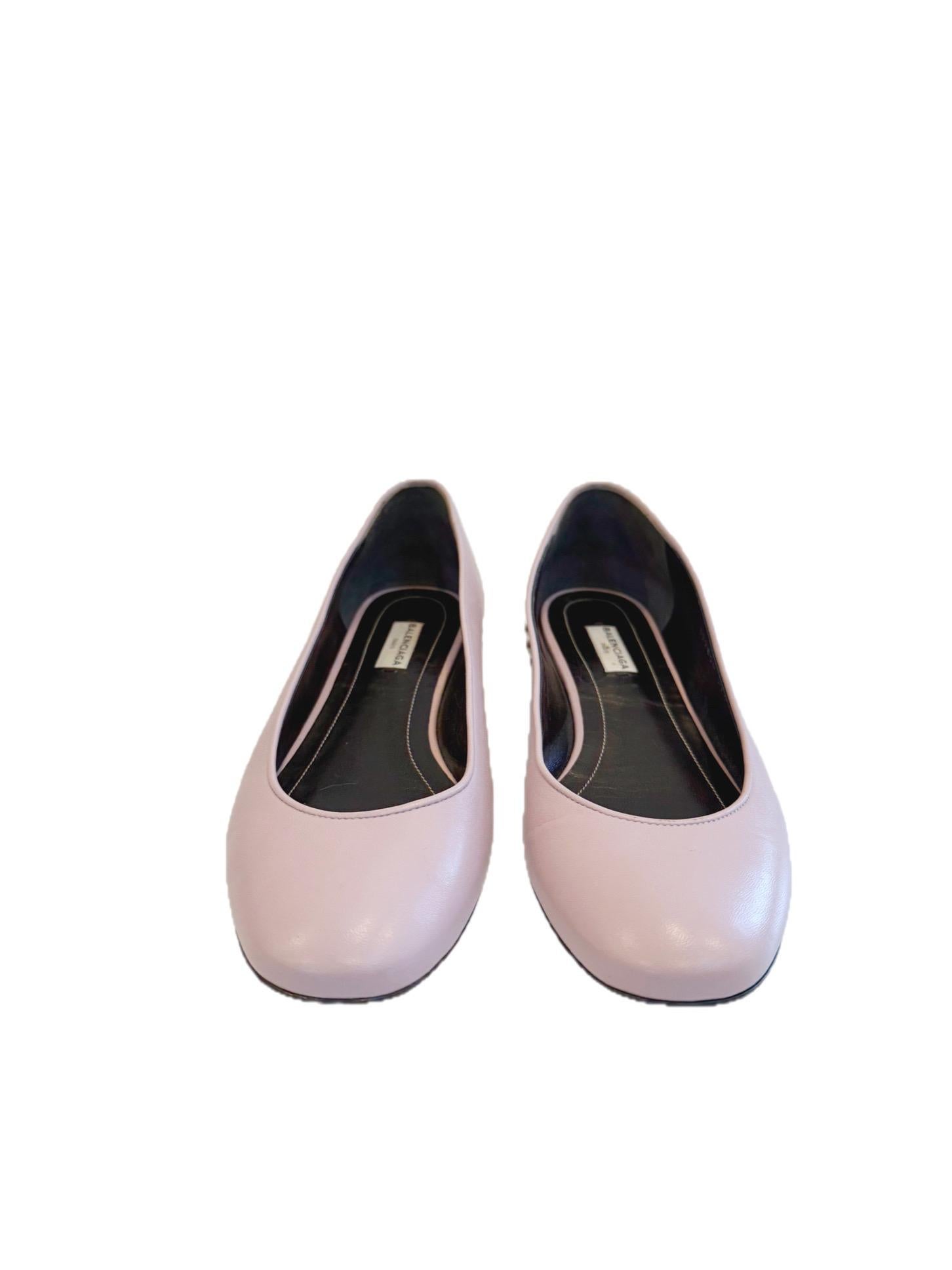 Balenciaga Puderrosa Lammfell Nieten-Absatz Ballerinas - Größe 39.5 (Style 372856)

Ein raffinierter Archiv-Balenciaga-Flachschuh aus der Ära der frühen 2010er Jahre, gefertigt aus weichem, puderrosa Lammleder und mit silberfarbener, kegelförmiger