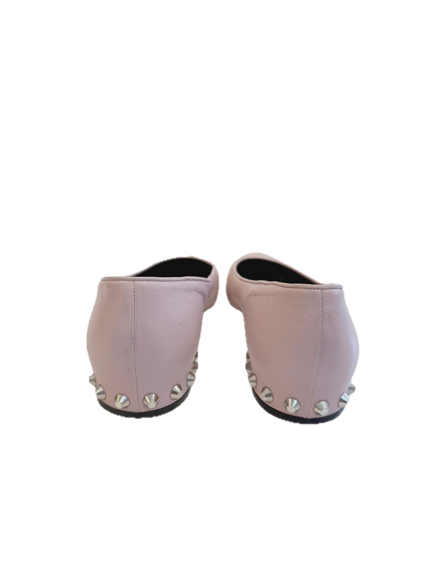 Balenciaga Puderrosa Lammfell Nieten-Absatz Ballett-Flats Größe 39.5 im Angebot 2