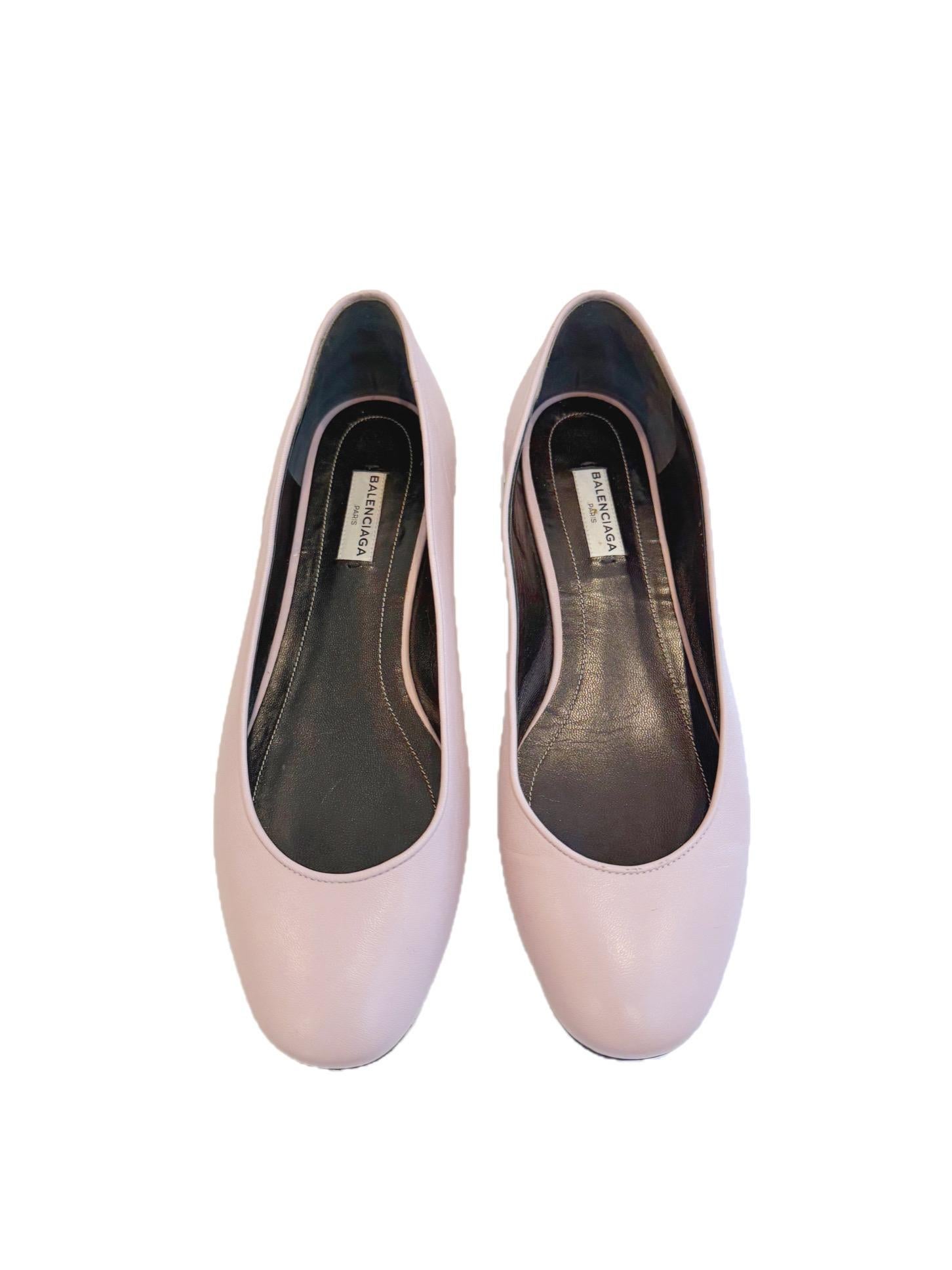 Balenciaga Puderrosa Lammfell Nieten-Absatz Ballett-Flats Größe 39.5 im Angebot 4