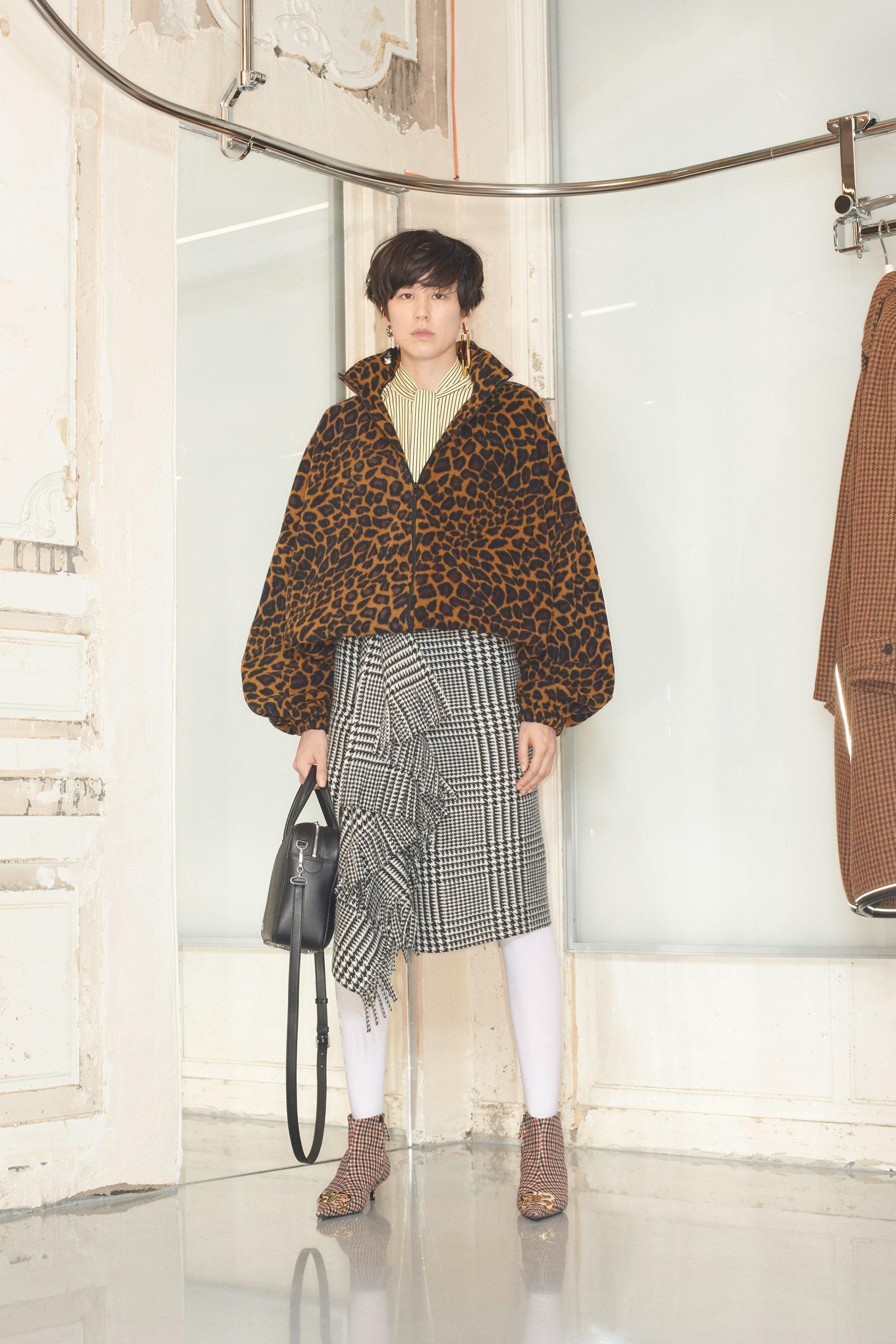Balenciaga pre-fall 2018 skirt
Black and white tartan wool
Zip closure

Marked size 38 IT

Measurements:
waist 81 cm - 32 in
hips 91 cm - 36 in
length 68.5 cm - 27 in

Great condition
Composition label missing