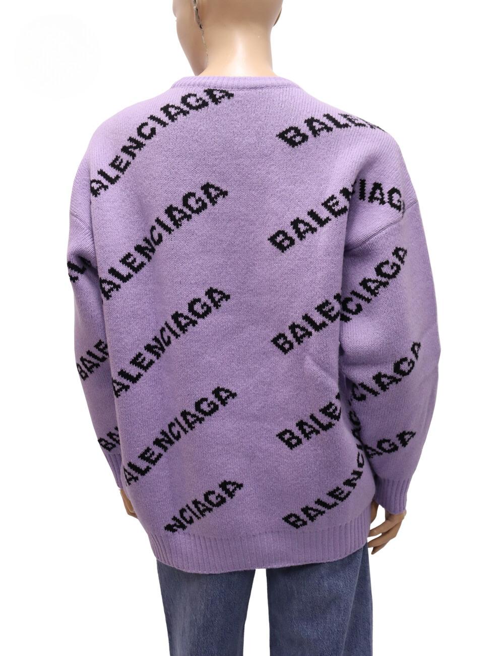 Balenciaga 2019 Collection'S by Demna Gvasalia Bedruckter All-Over-Logo-Pullover, mit langen Ärmeln und Rundhalsausschnitt.

MATERIAL:  98% Wolle, 1% Elastan, 1% Polyamid
Größe: EU 36 / Klein (Übergrößen-Passform)
Oberweite: 126cm
Taille: