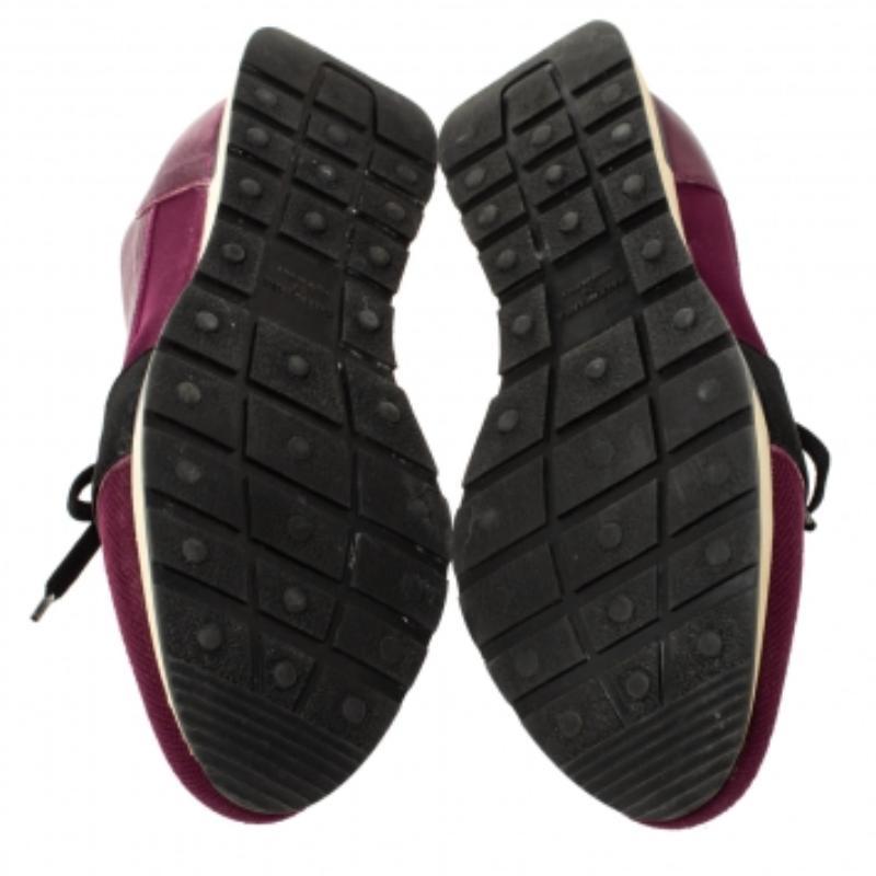 Cette paire de baskets Race Runners de Balenciaga est la dernière nouveauté en matière de chaussures. Ces baskets violettes ont été confectionnées à partir de maille, de néoprène et de cuir pour former une silhouette chic. Ils sont dotés d'orteils