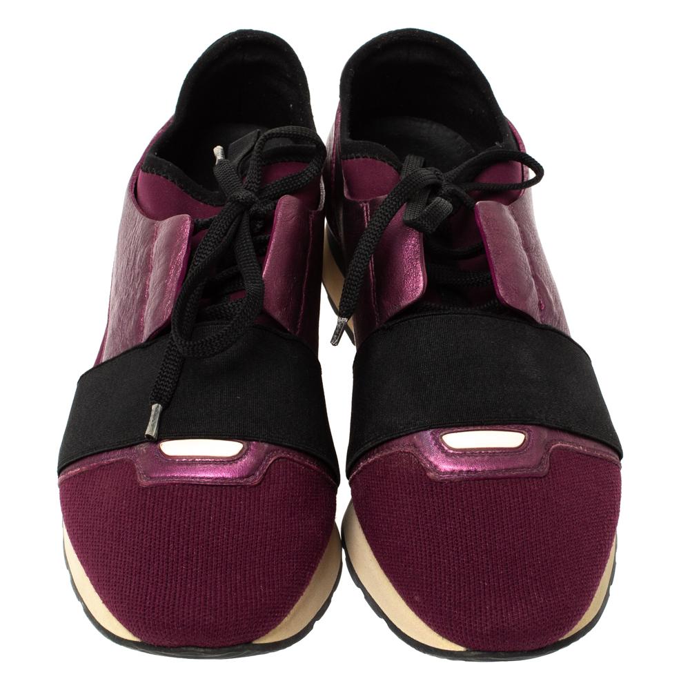 Cette paire de baskets Race Runners de Balenciaga sera votre dernier ajout de chaussures. Ces baskets violettes ont été confectionnées en maille, néoprène et cuir pour former une silhouette chic. Elles présentent des orteils couverts, des détails de