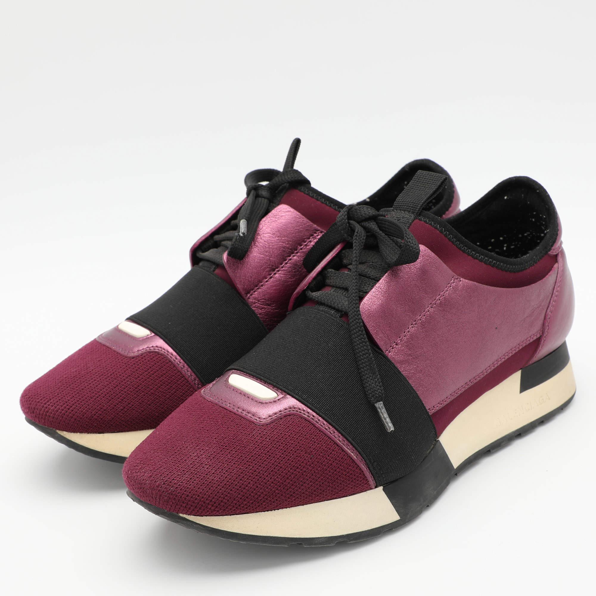 Las zapatillas Race Runner de Balenciaga se han confeccionado con materiales de calidad y presentan una silueta chic. Lucen detalles de tiras cubiertas en los dedos de los pies y cierres de corbata. Se completan con una plantilla forrada de piel y