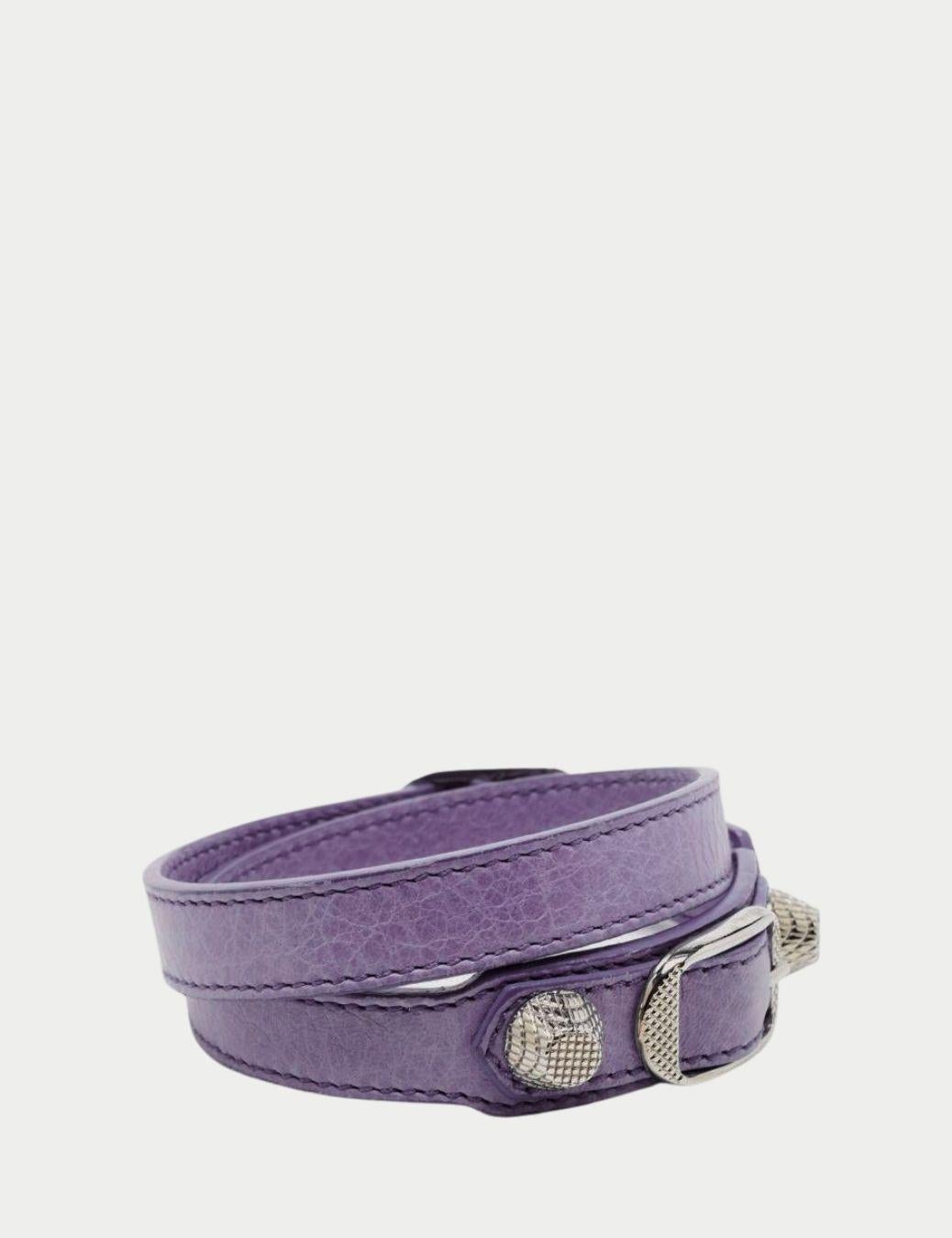Balenciaga Bracciale Triplo Giro in Pelle Viola

Avvolgi il tuo polso in un'audace eleganza con questo bracciale a tre giri in pelle viola di Balenciaga: un pezzo d'autore che fonde l'audacia parigina con l'artigianato di lusso. Realizzato in