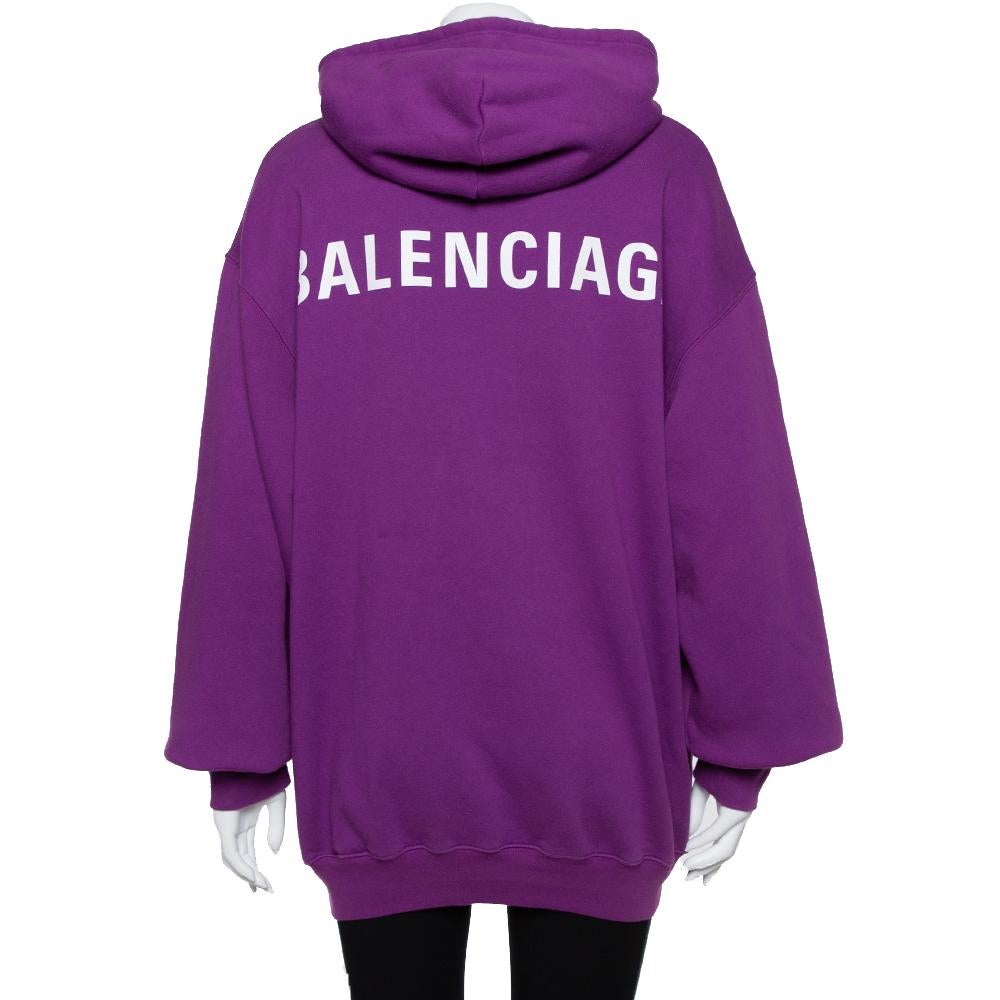 The oversized fit of this Balenciaga hoodie exudes the brand's cool and distinctive vibes. Made from cotton in a purple shade, the creation features a drawstring hoodie and the label's logo at the back. Style it with jeans and sneakers for a casual