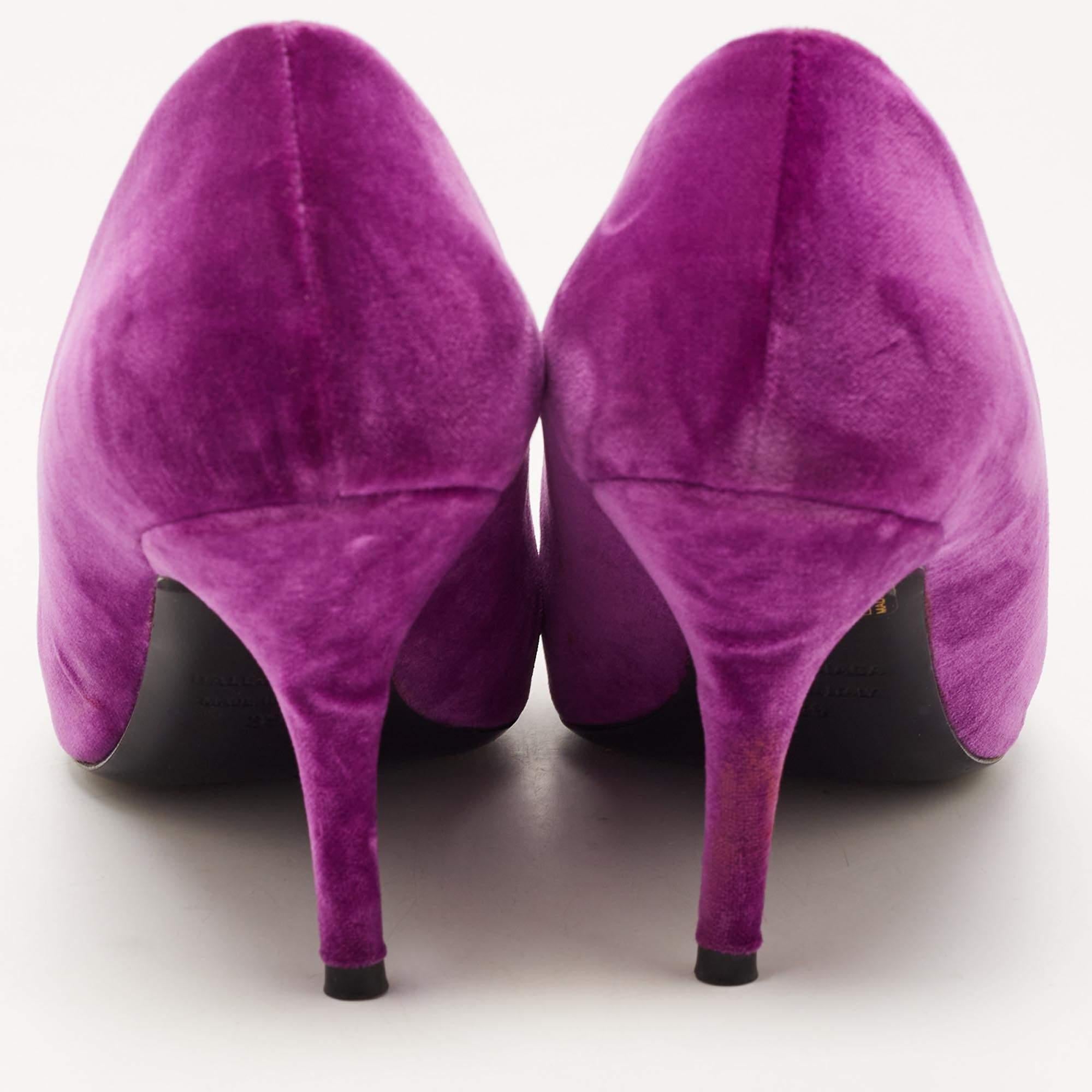 Flaunt high style with every step, and fetch admiring gasps your way every time you step out wearing these pumps from Balenciaga. The pumps carry a purple velvet exterior and they are made whole with pointed toes, gold-tone BB motif on the vamps and
