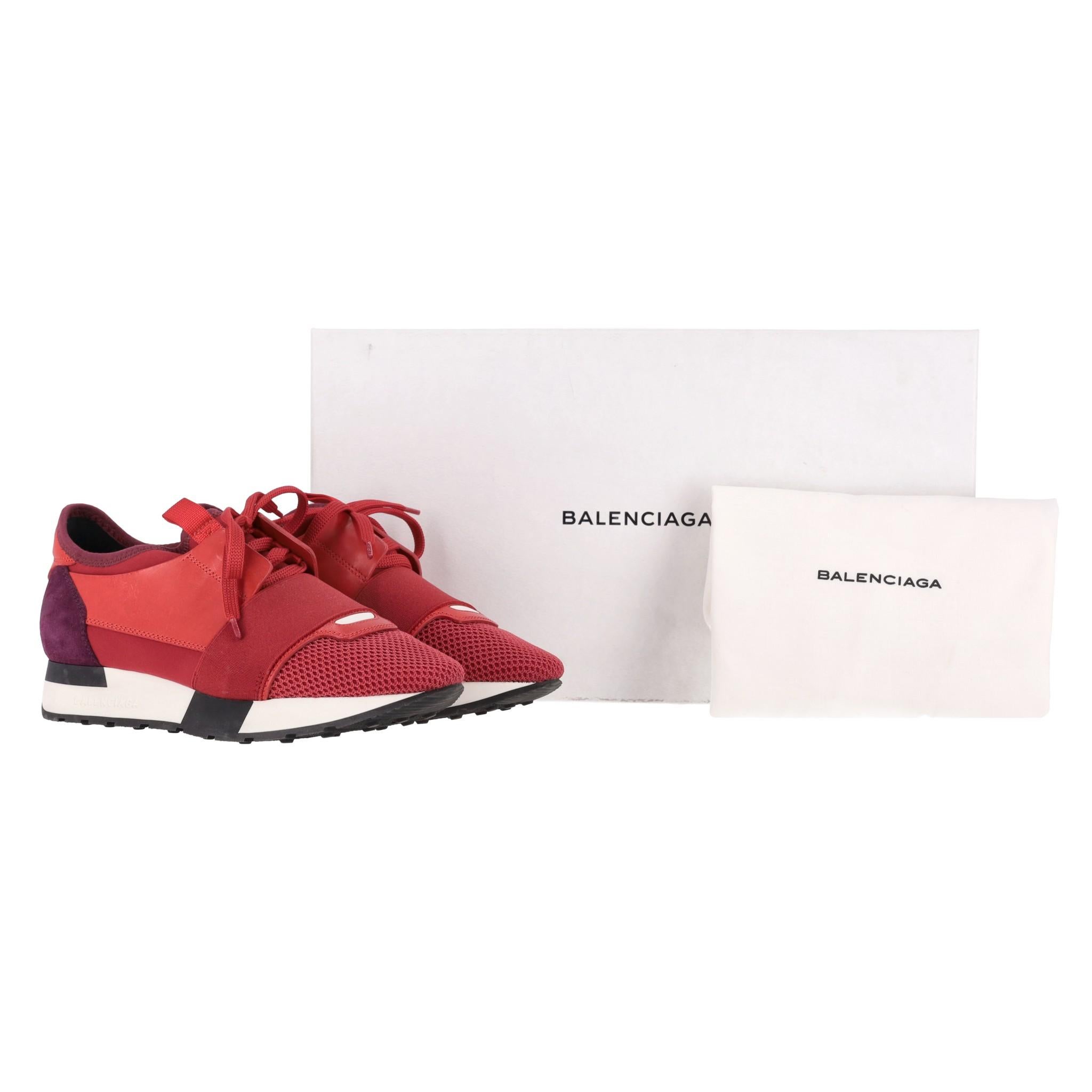 Zapatillas de piel y ante Balenciaga Race Runner

Zapatillas rojas diseñadas con detalle de tira ancha negra en la pala y tacón de ante morado.

Con cierre de lazo y entresuela, forro de piel.

Precio aprox. 470

Talla - 36

Estado - Bueno/muy bueno