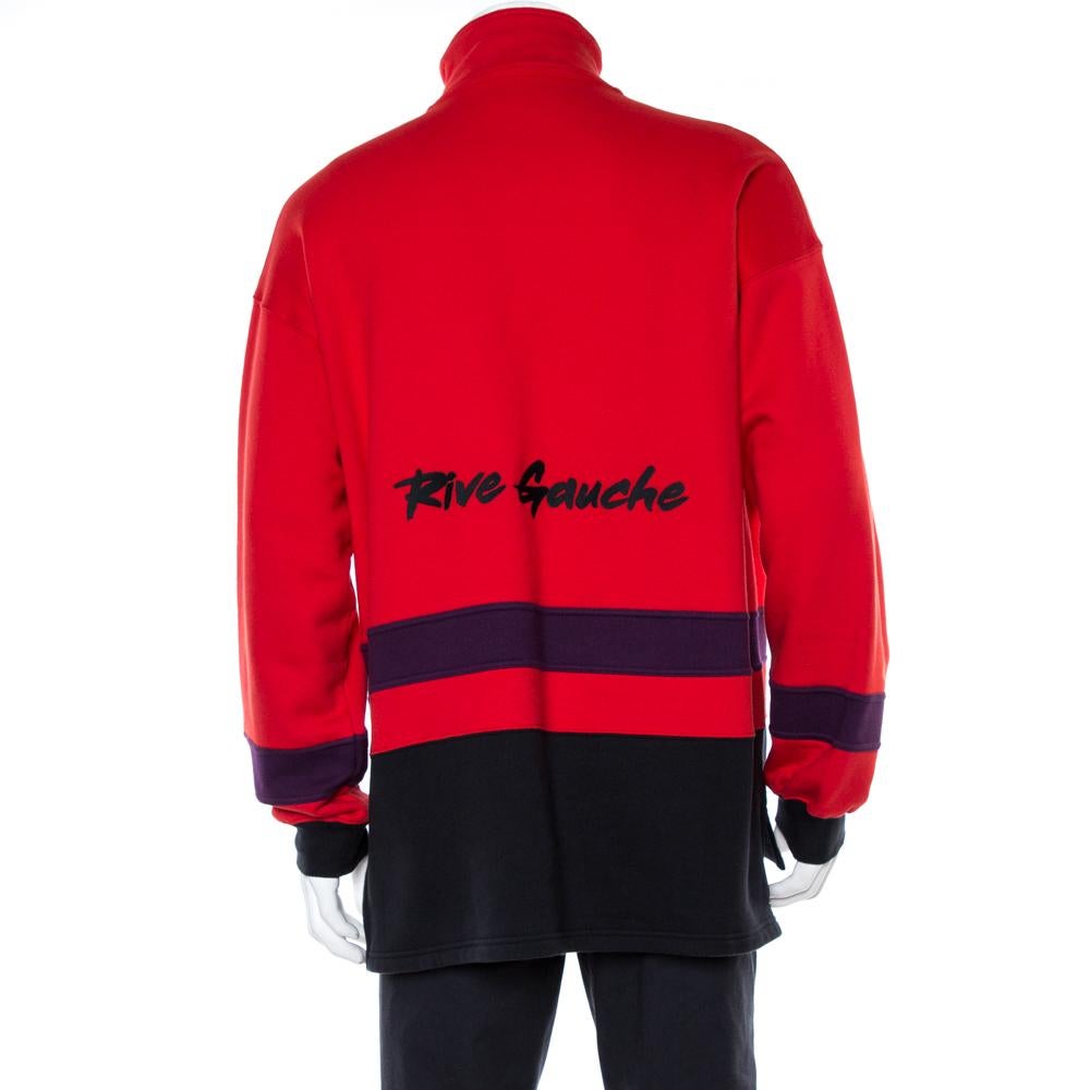This Balenciaga sweatshirt is the ideal choice for making a lasting impression. Get endless compliments for your smart fashion choices when you wear this red creation that comes made from 100% cotton and exhibits an embroidered logo detailing on the