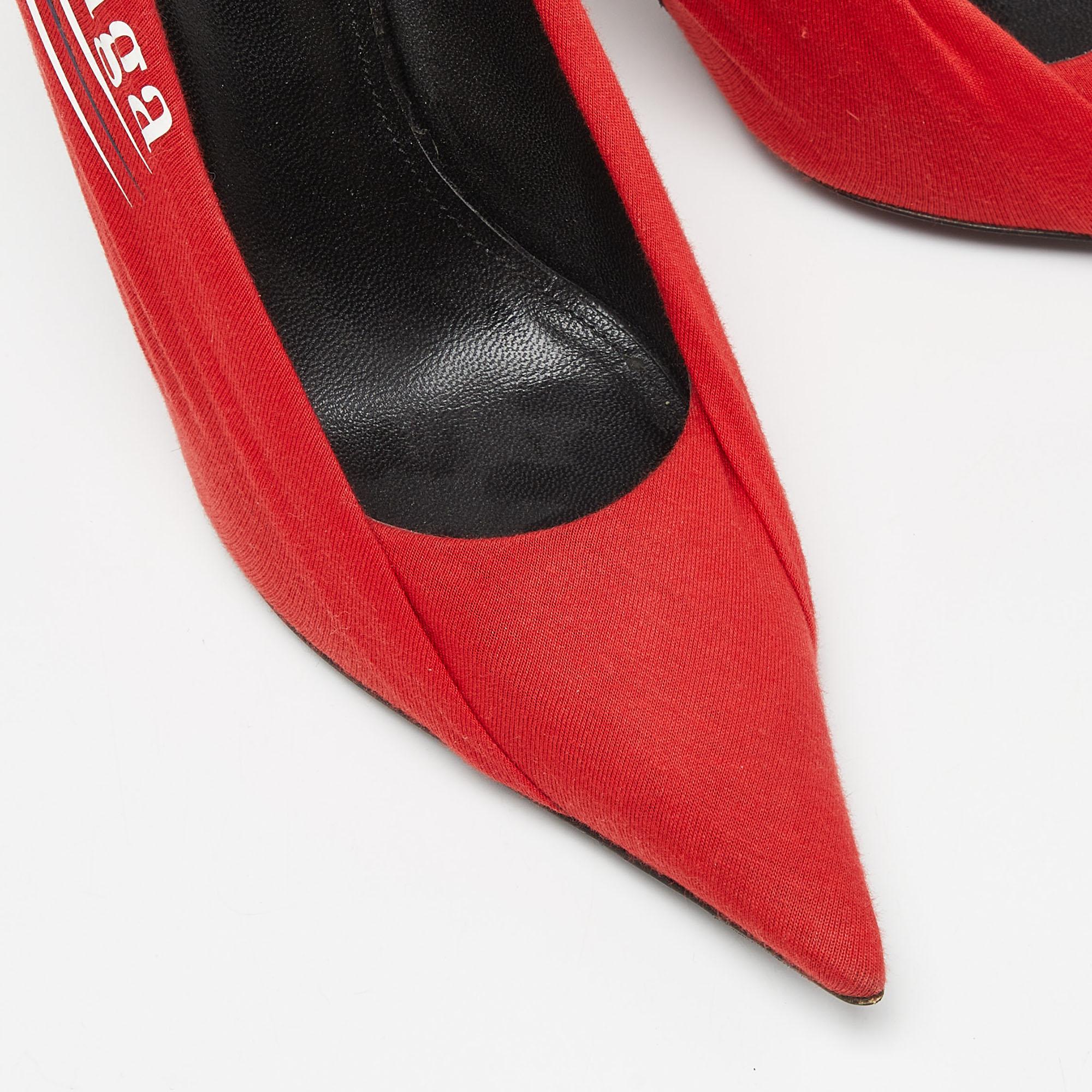 Balenciaga is prepared to leave you mesmerized with these Knife pumps. Draped with signature logo prints on the red fabric-leather body, this pointed-toe silhouette is set on 12 cm heels for an additional effect of elegance. Flaunt a trendsetting