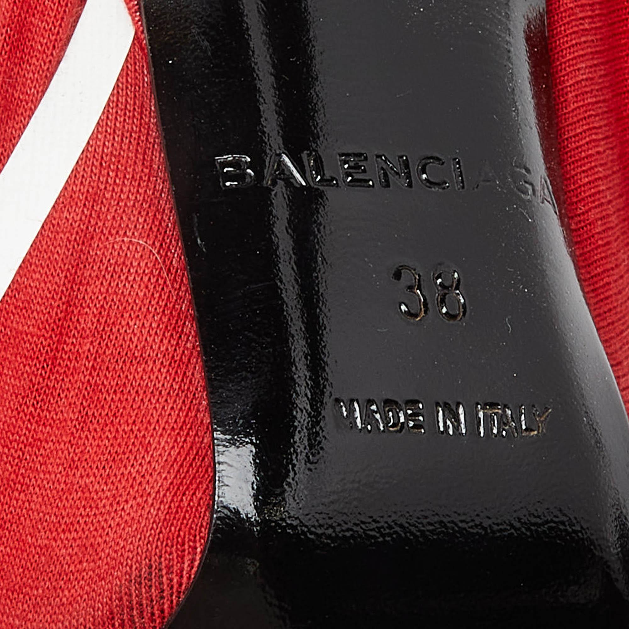Balenciaga Rote Pumps aus Stoff und Leder mit spitzer Zehe und Logo und Messer Größe 38 im Angebot 4