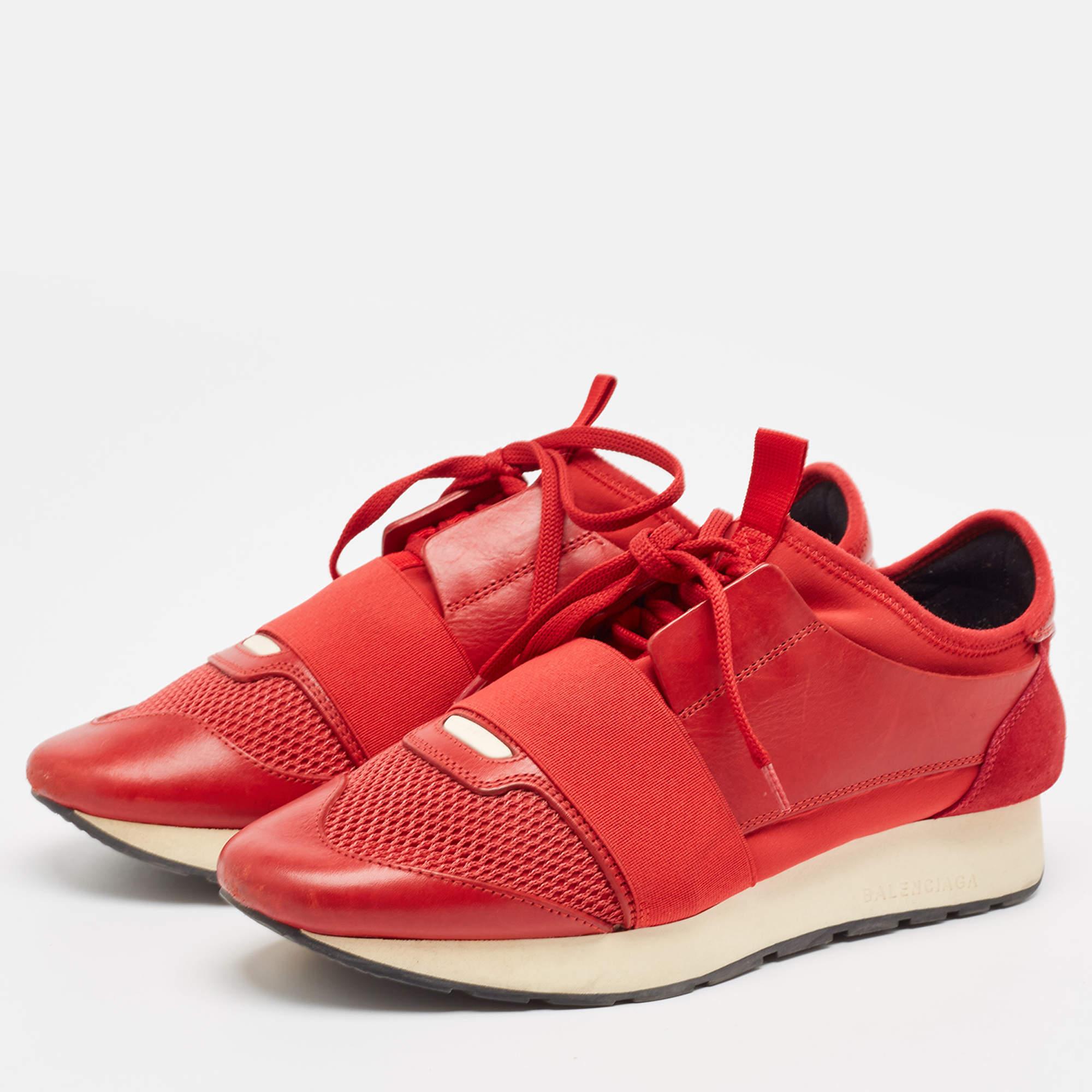 Le sneakers Balenciaga Race Runner sono state realizzate con materiali di qualità e presentano una silhouette chic. Sfoggiano dita dei piedi coperte  Dettagli con cinturino sulla tomaia  e allacciare le chiusure. Sono complete di una soletta