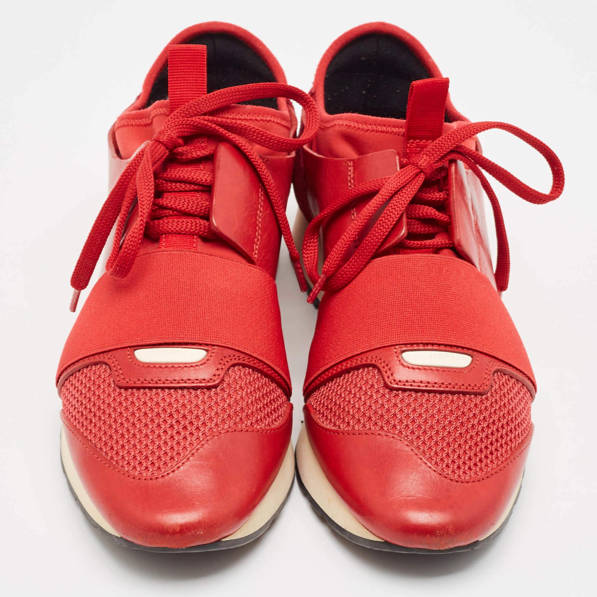 Rosso Balenciaga in pelle rossa  e le scarpe da ginnastica in pelle scamosciata Race Runner Lace Up Taglia 38 in vendita