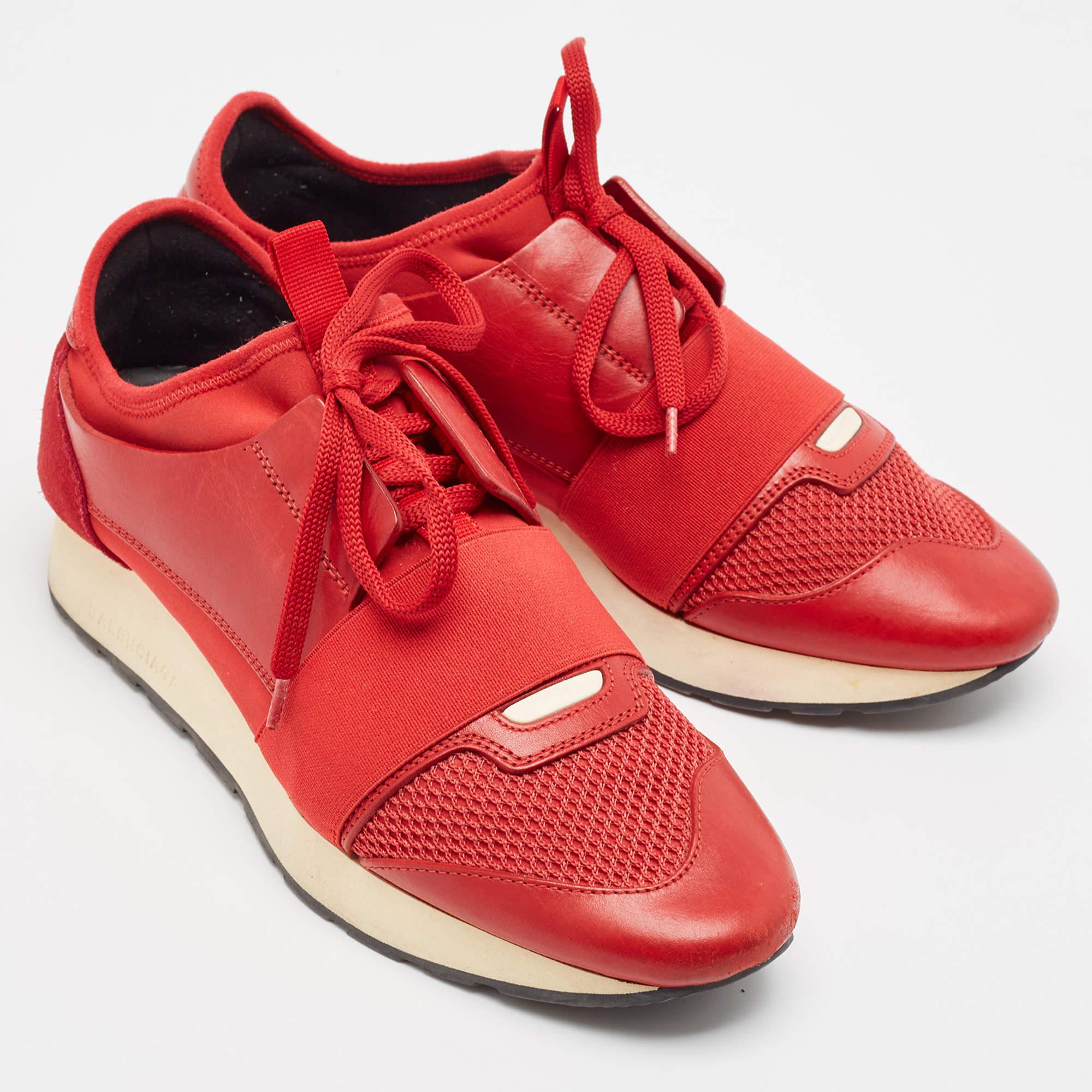 Balenciaga in pelle rossa  e le scarpe da ginnastica in pelle scamosciata Race Runner Lace Up Taglia 38 In condizioni buone in vendita a Dubai, Al Qouz 2