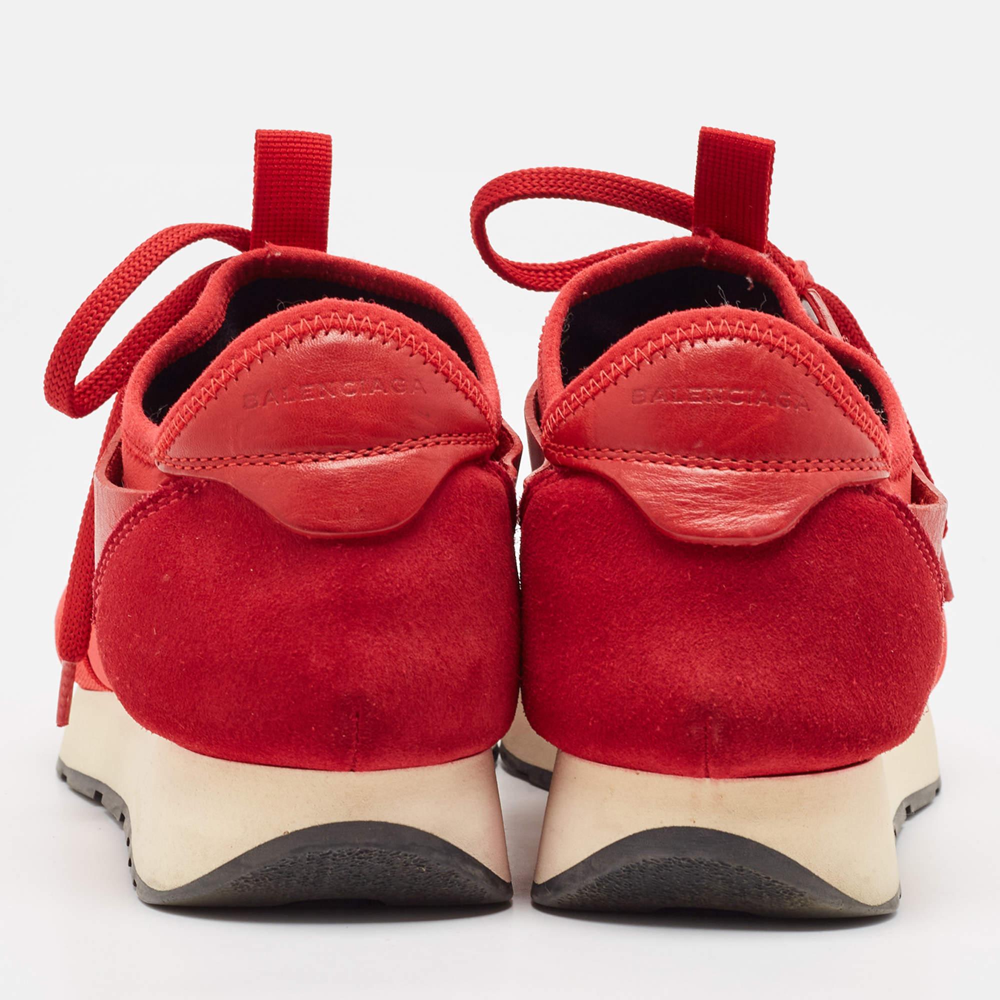 Donna Balenciaga in pelle rossa  e le scarpe da ginnastica in pelle scamosciata Race Runner Lace Up Taglia 38 in vendita