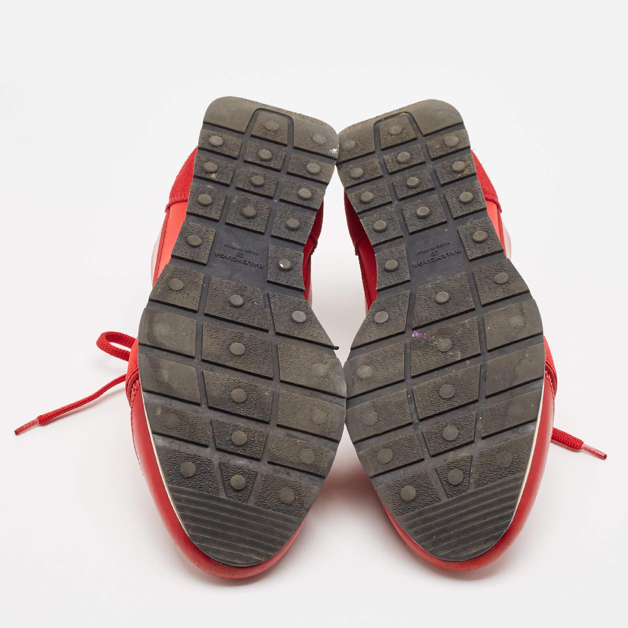 Balenciaga in pelle rossa  e le scarpe da ginnastica in pelle scamosciata Race Runner Lace Up Taglia 38 in vendita 1