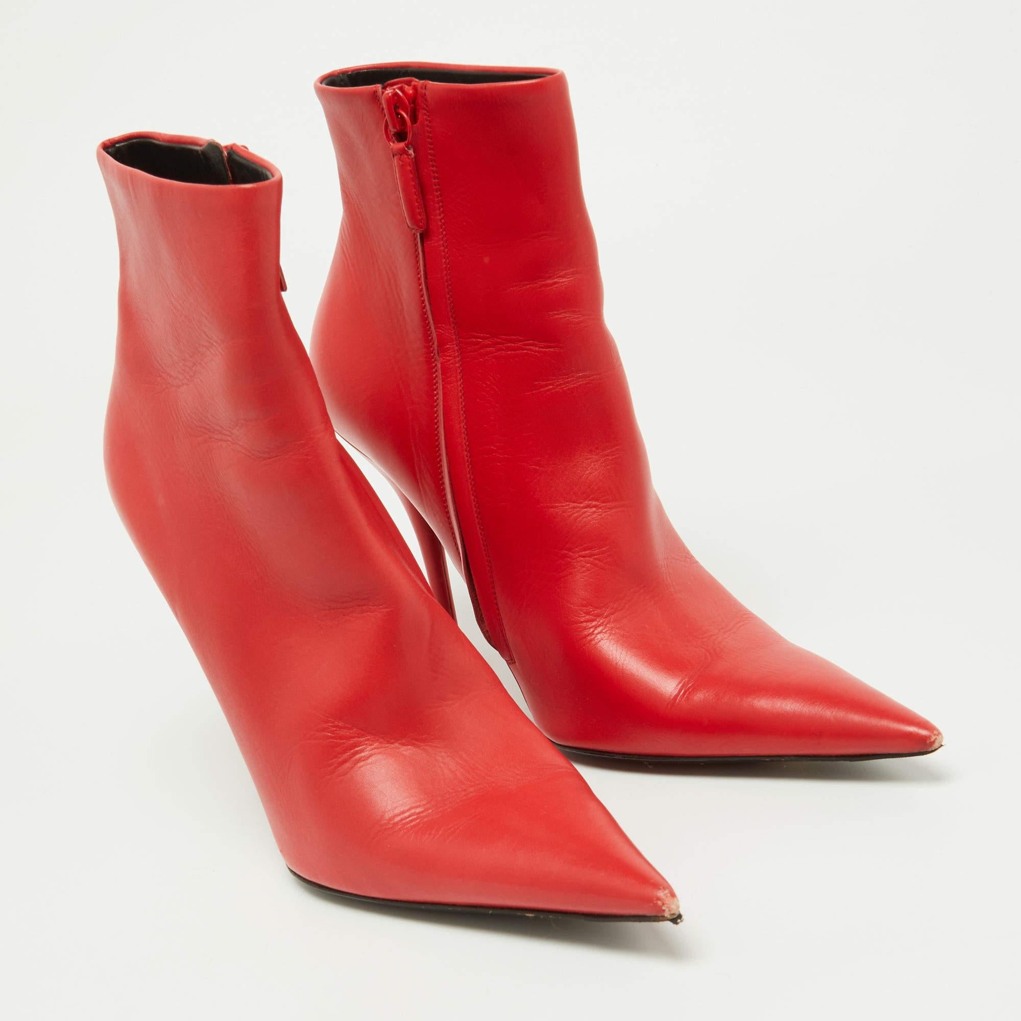 Balenciaga Red Leather Knife Ankle Booties Size 38.5 In Good Condition For Sale In Dubai, Al Qouz 2