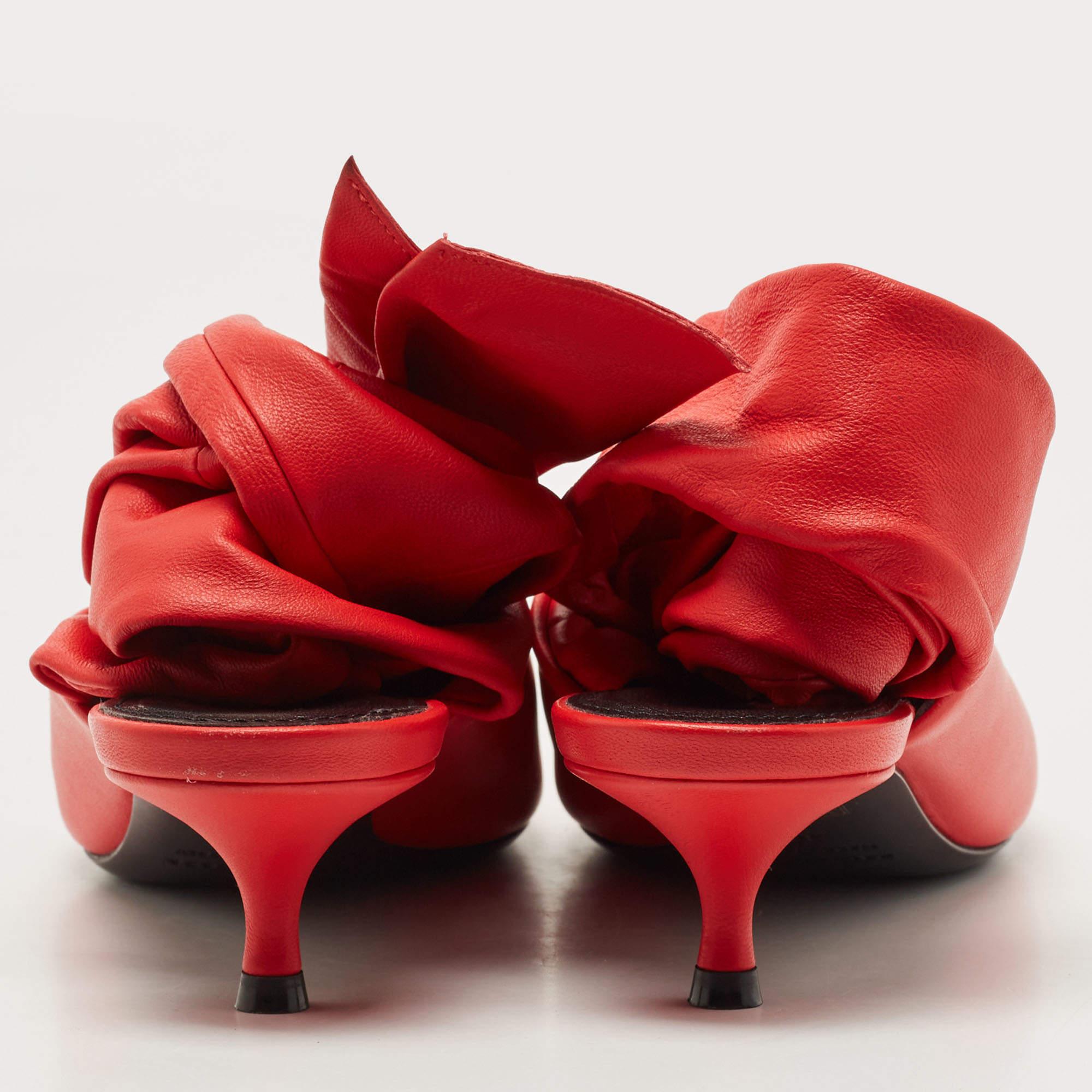 Rouge Balenciaga - Escarpins en cuir rouge à bout pointu à la cheville, taille 38 en vente