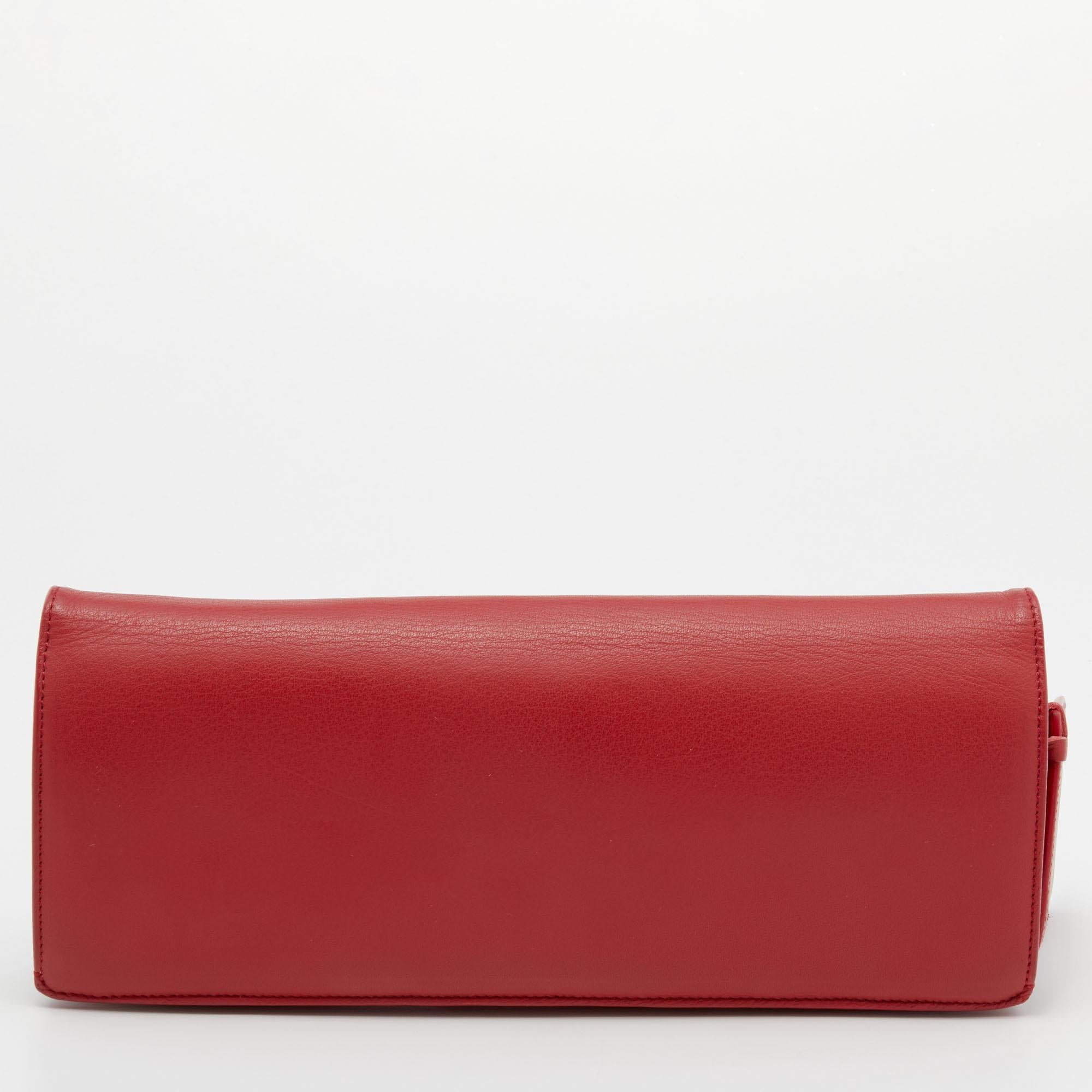 The functional silhouette of this Balenciaga clutch makes it easy to carry around. Created from leather, it exhibits a front zipper pocket, brass-tone accents, and a compartmentalized interior.

Includes: Original Dustbag, Mirror

