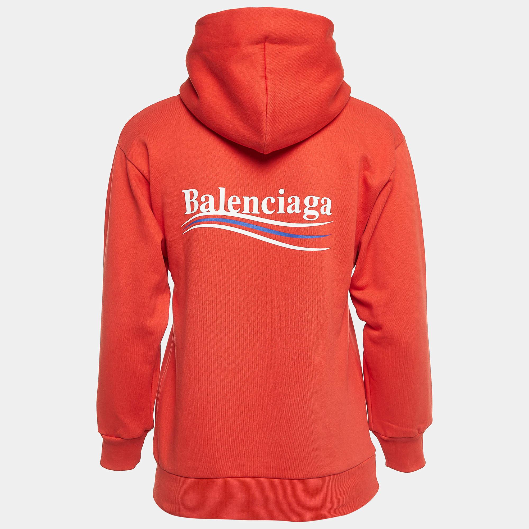 La sudadera con capucha Balenciagas para niños de 8 años está hecha de una mezcla de algodón y tiene el logotipo en rojo. Es un diseño cómodo que se convertirá en un básico de tu armario.