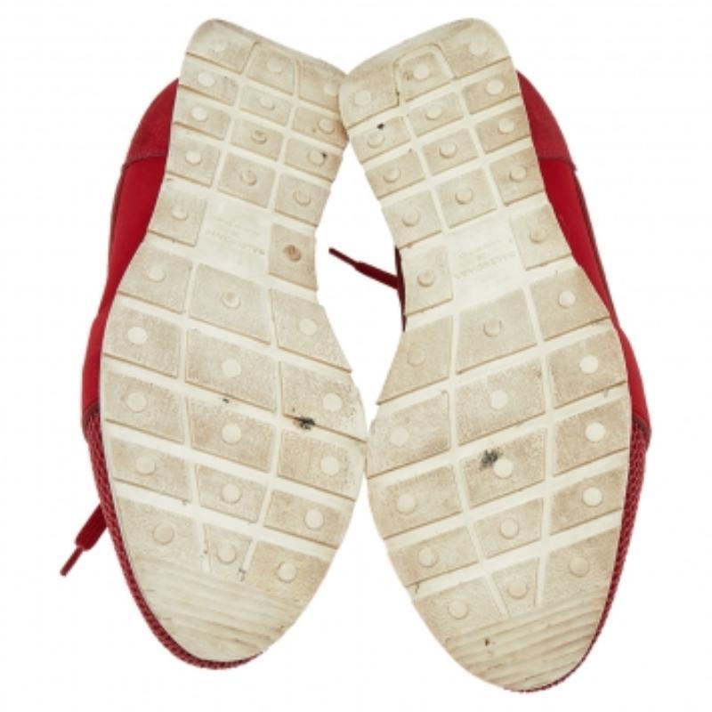 Cette paire de baskets Race Runners de Balenciaga est la dernière nouveauté en matière de chaussures. Ces baskets ont été conçues à partir d'un mélange de matériaux de qualité et présentent une silhouette chic. Ils sont dotés d'orteils recouverts,