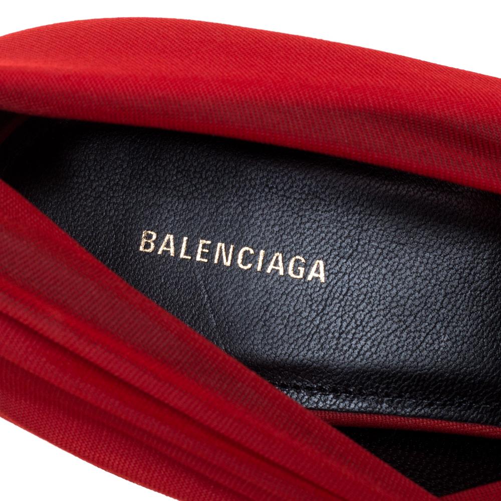 Balenciaga Red Stretch Fabric Pointed Toe Pumps Size 39.5 In Good Condition In Dubai, Al Qouz 2