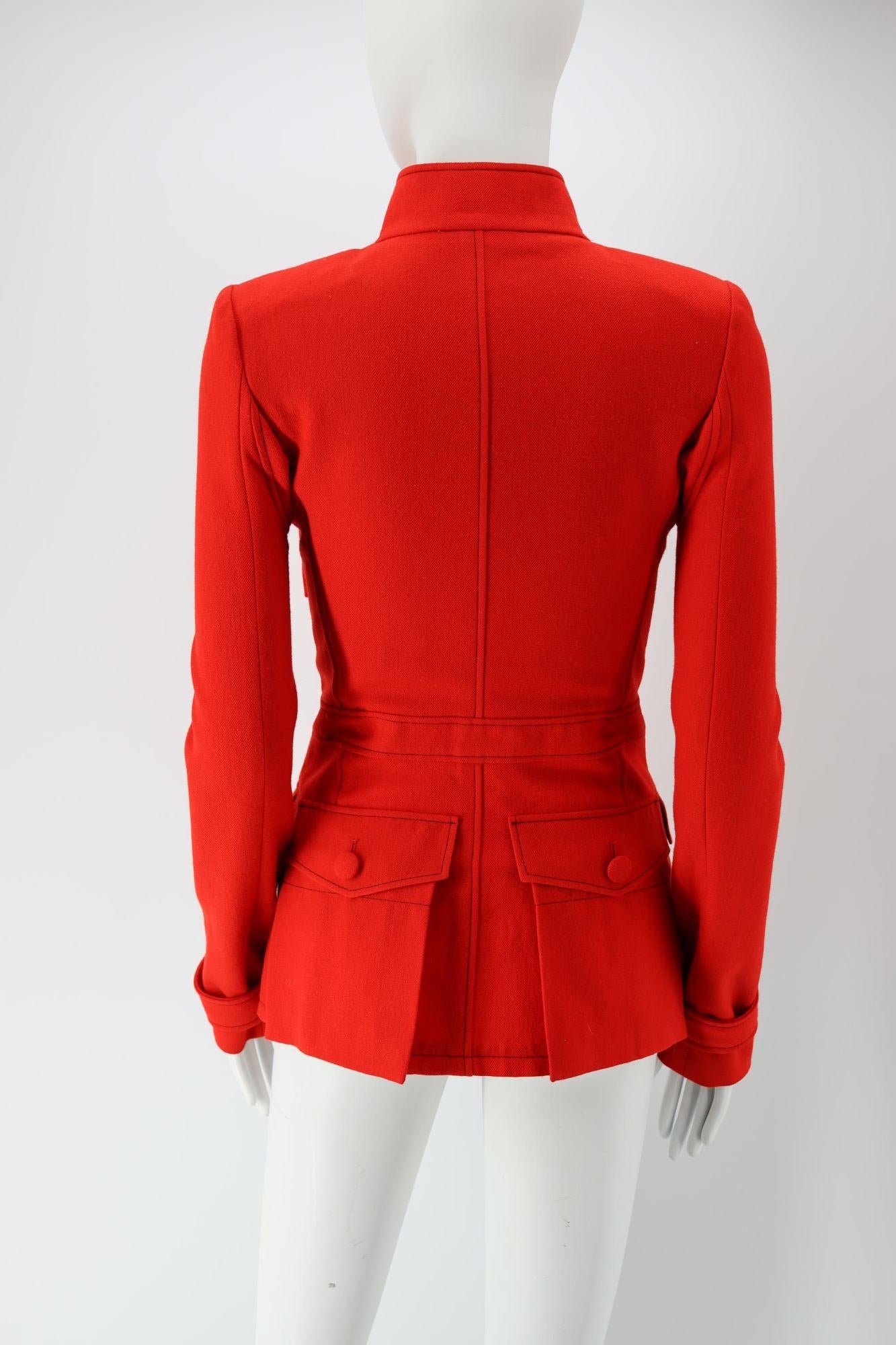 

- Balenciaga von Nicolas Ghesquiere
- Wolljacke in einem leuchtenden Rot
- Taschen auf der Rückseite und Vorderseite
- Riemen um das Handgelenk
- Mao-Kragen
- Ausgezeichneter Zustand, leichte Gebrauchs- und Abnutzungsspuren, aber nichts