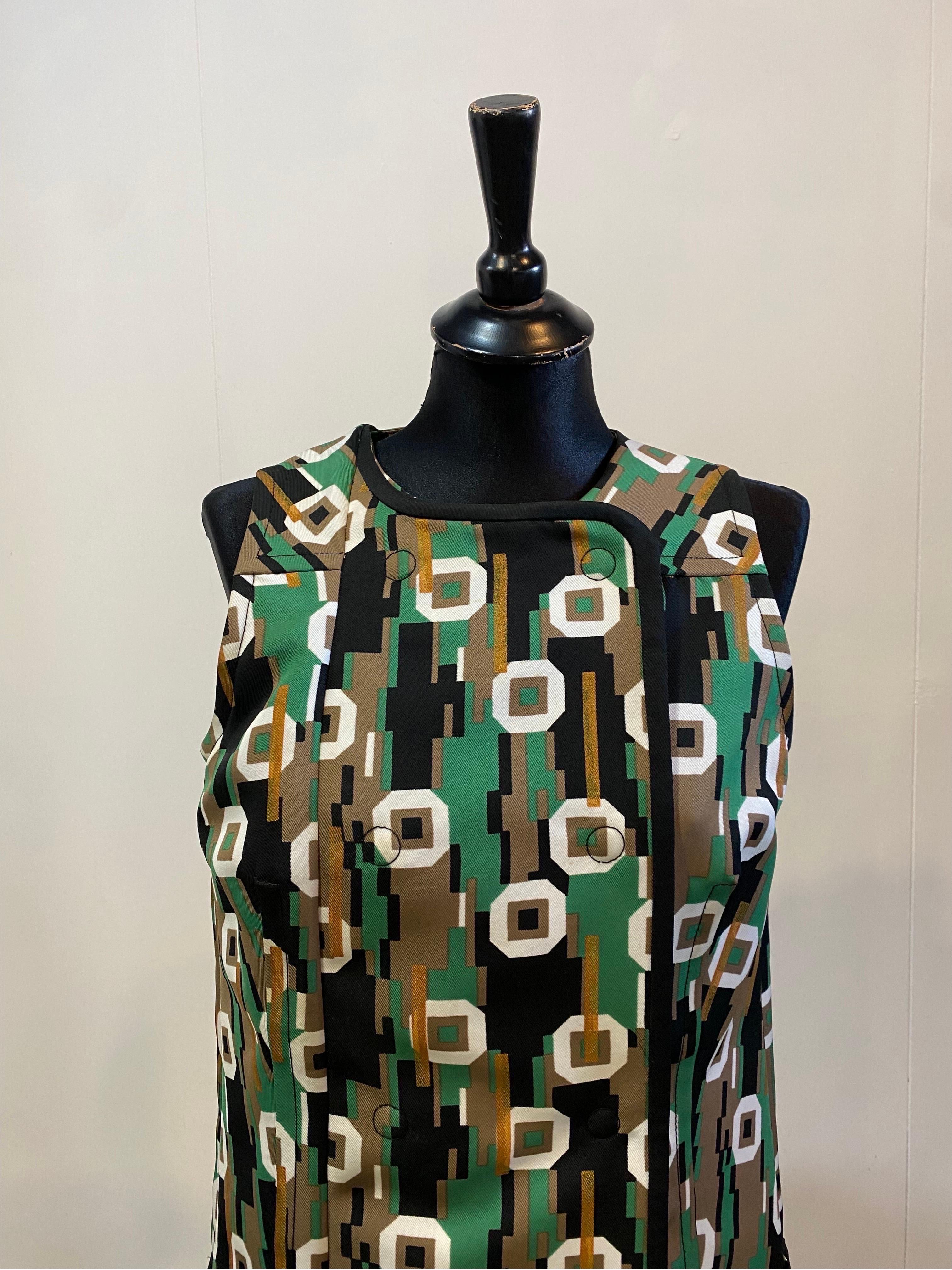 Balenciaga dress.
Resort 2011
Made of polyester, polyamide, elastane.
Very beautiful pattern, 1960s.
French size 40 which corresponds to an Italian 44.
Bust 45 cm
Length 80 cm
Good general condition, shows signs of normal use.