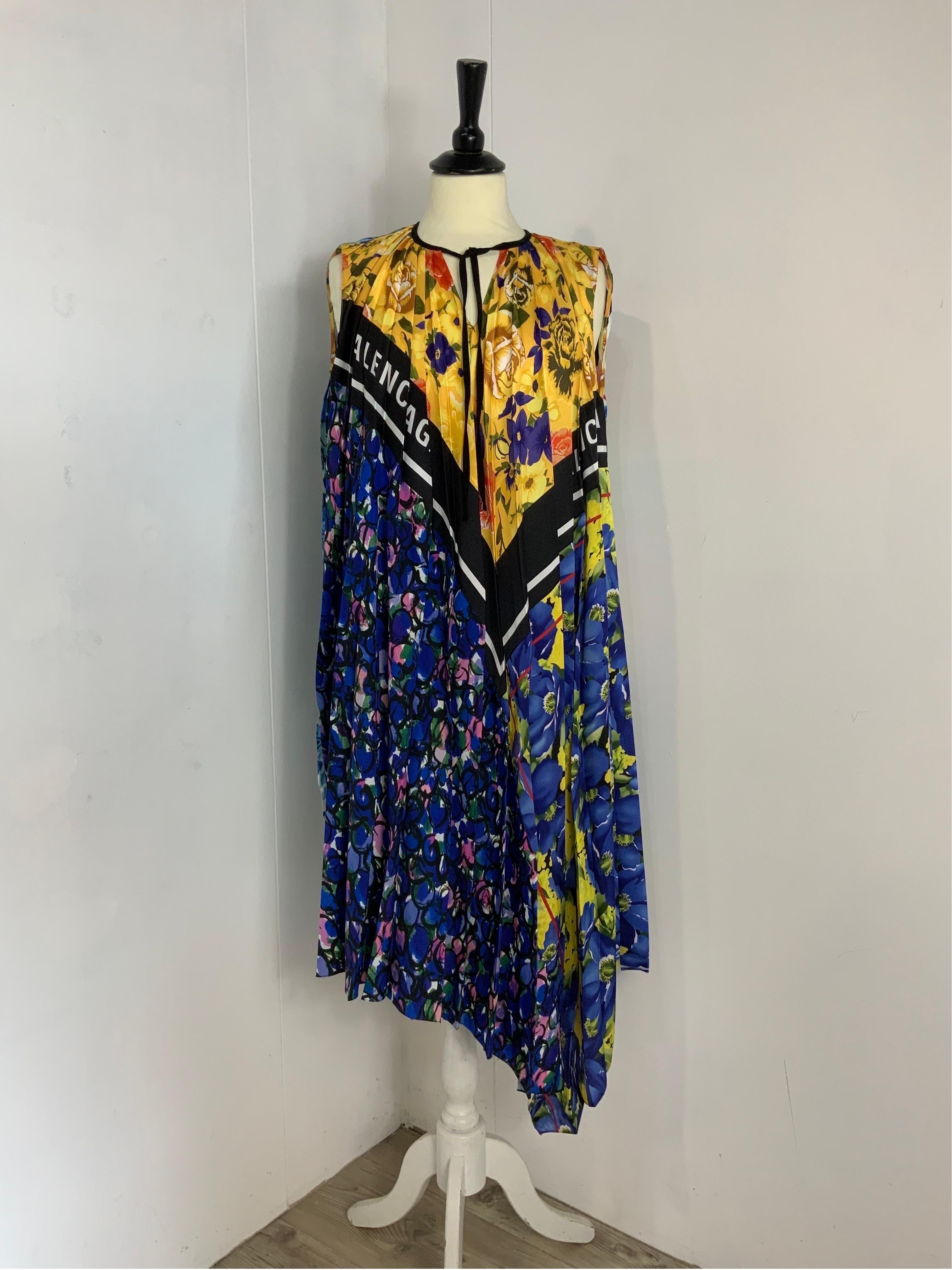 BALENCIAGA DRESS.
Resort 2019 collection
Made of polyester. Floral print.
French size 34 which corresponds to an Italian 38.
Shoulders 33 cm
Bust up to 60cm
Length 110 cm
New, with tag.
