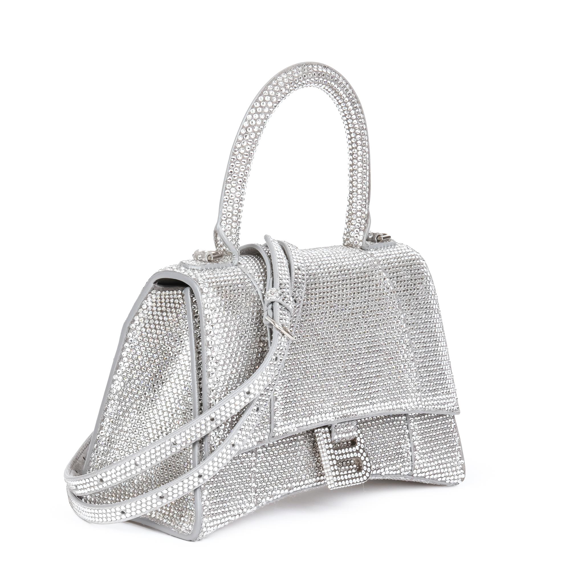 Balenciaga Clessidra piccola in pelle scamosciata impreziosita da strass

Dettagli del prodotto
Xupes Ref: HB4738
Marchio: Balenciaga
Modello: Clessidra piccola
Tipo: Manico superiore, spalla, tracolla
Numero di serie: 593546-1272-R-562481
Età: